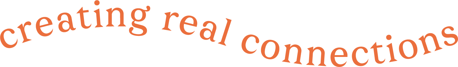 Texteinzug mit dem Text: "creating real connections" in gebogener Anordnung in warmen Orangetönen.