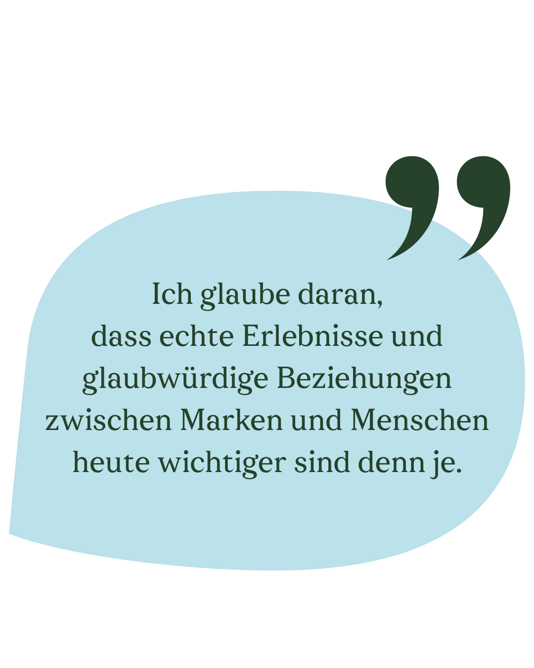Zitierte Handgeschriebene Aussage in einem blauen Sprechblasen-Design: "Ich glaube daran, dass echte Erlebnisse und glaubwürdige Beziehungen zwischen Marken und Menschen heute wichtiger sind denn je."