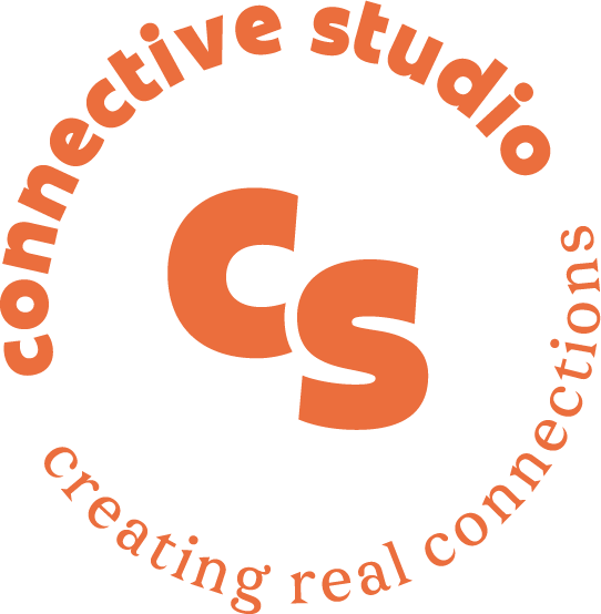Logo mit den Worten 'conactive studio' oben und 'creating real connections' unten, mit einer großen 'C' und 'S' in der Mitte.