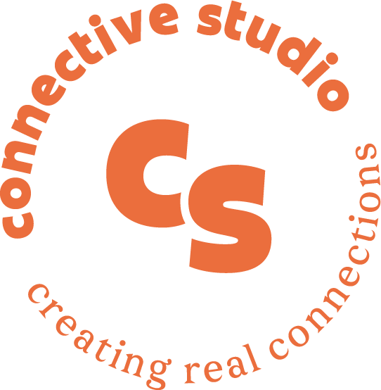Logo von einem Unternehmen mit den Buchstaben 'C' und 'S' in der Mitte, umgeben von dem Satz 'creative studio connecting real connections' auf Englisch.