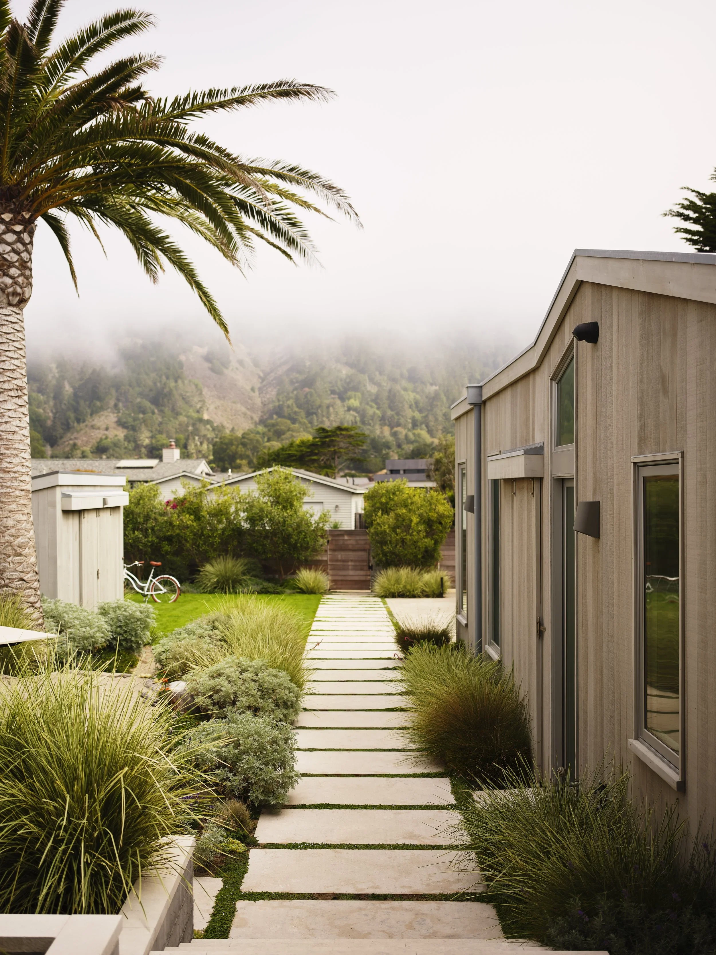 The strength of linear design is in the attention to detail. To complement the architecture of this stunning residence, landscape elements are carefully chosen and placed to ensure cohesion and a sense of stillness.