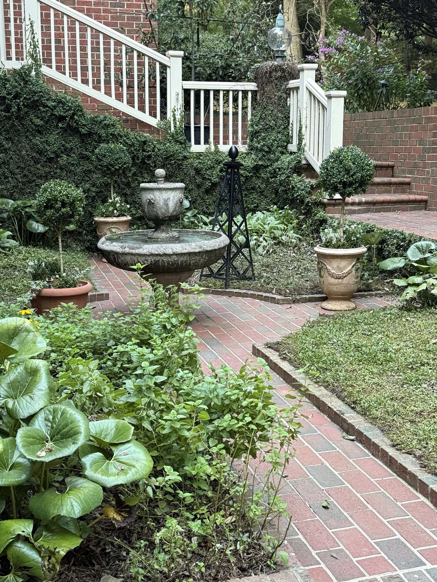 04-courtyard-fountain-obelisk-garland-urn.jpg