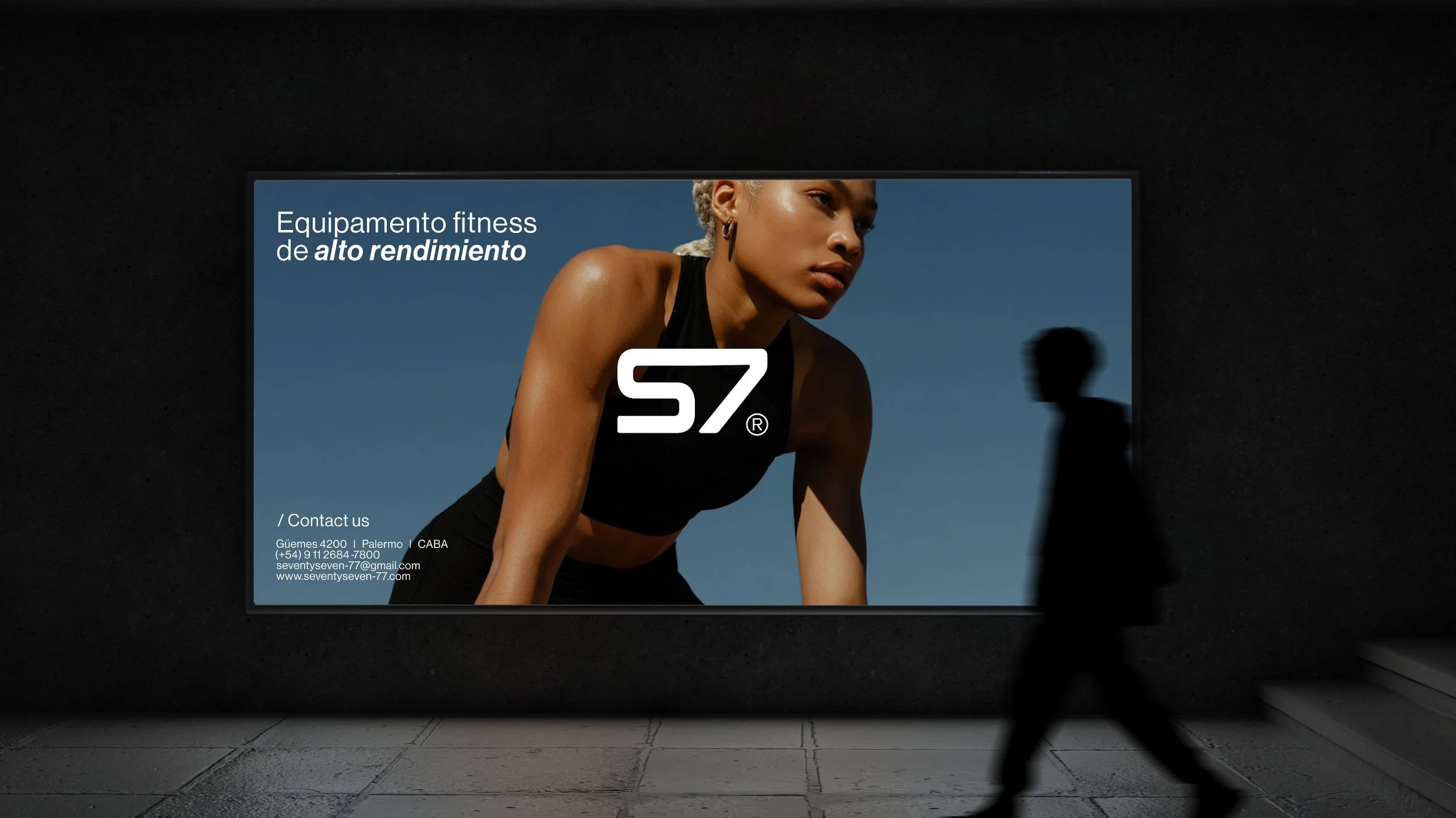 Publicidad de equipo de fitness de alto rendimiento con una mujer deportista y el logo S7.