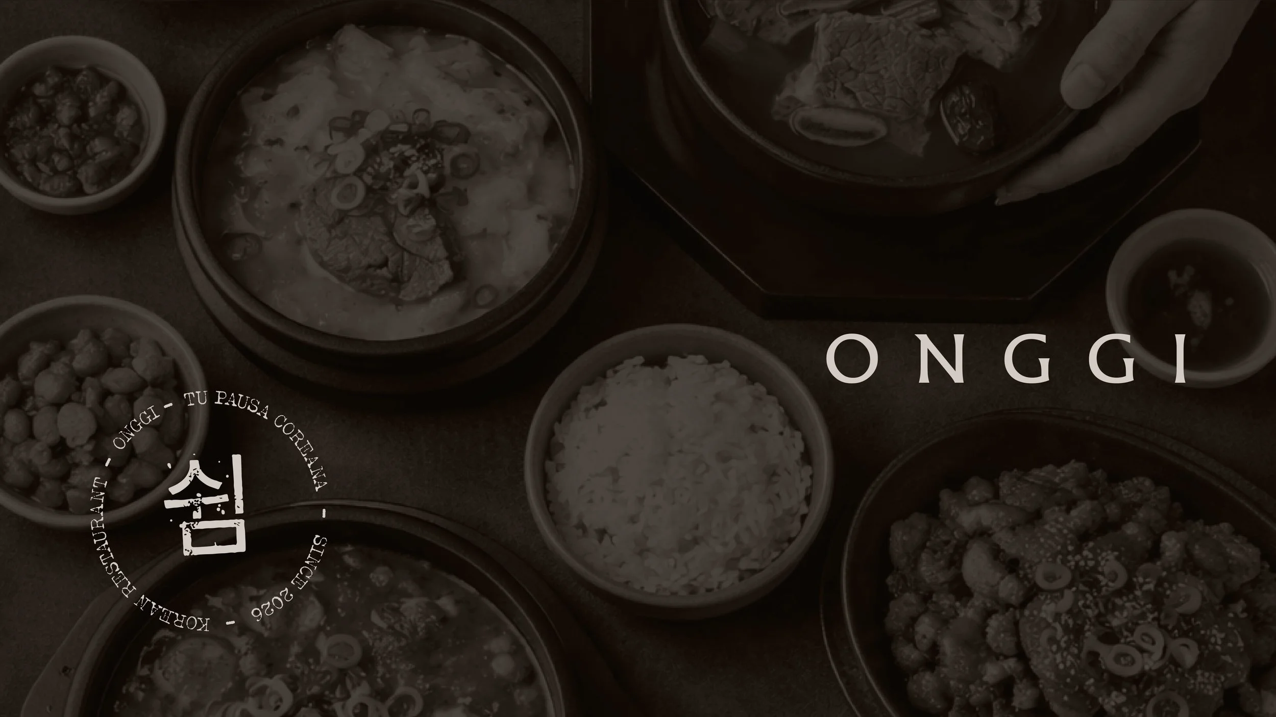 Variedad de platos tradicionales asiáticos, incluyendo arroz, carne y guarniciones, en mesas de estilo casero.