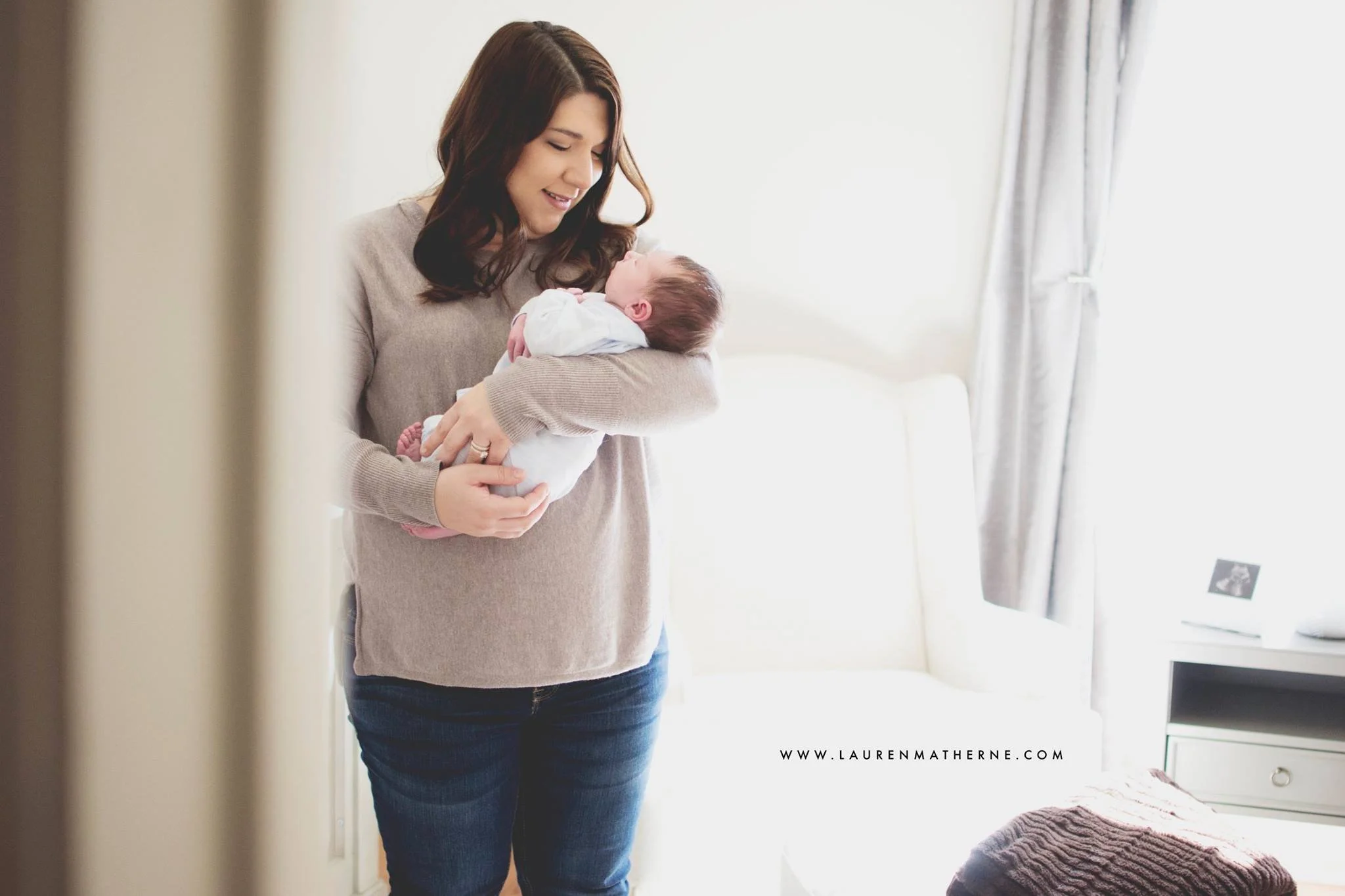 What to Expect During a Family Photo Session: In-Home vs. On-Location