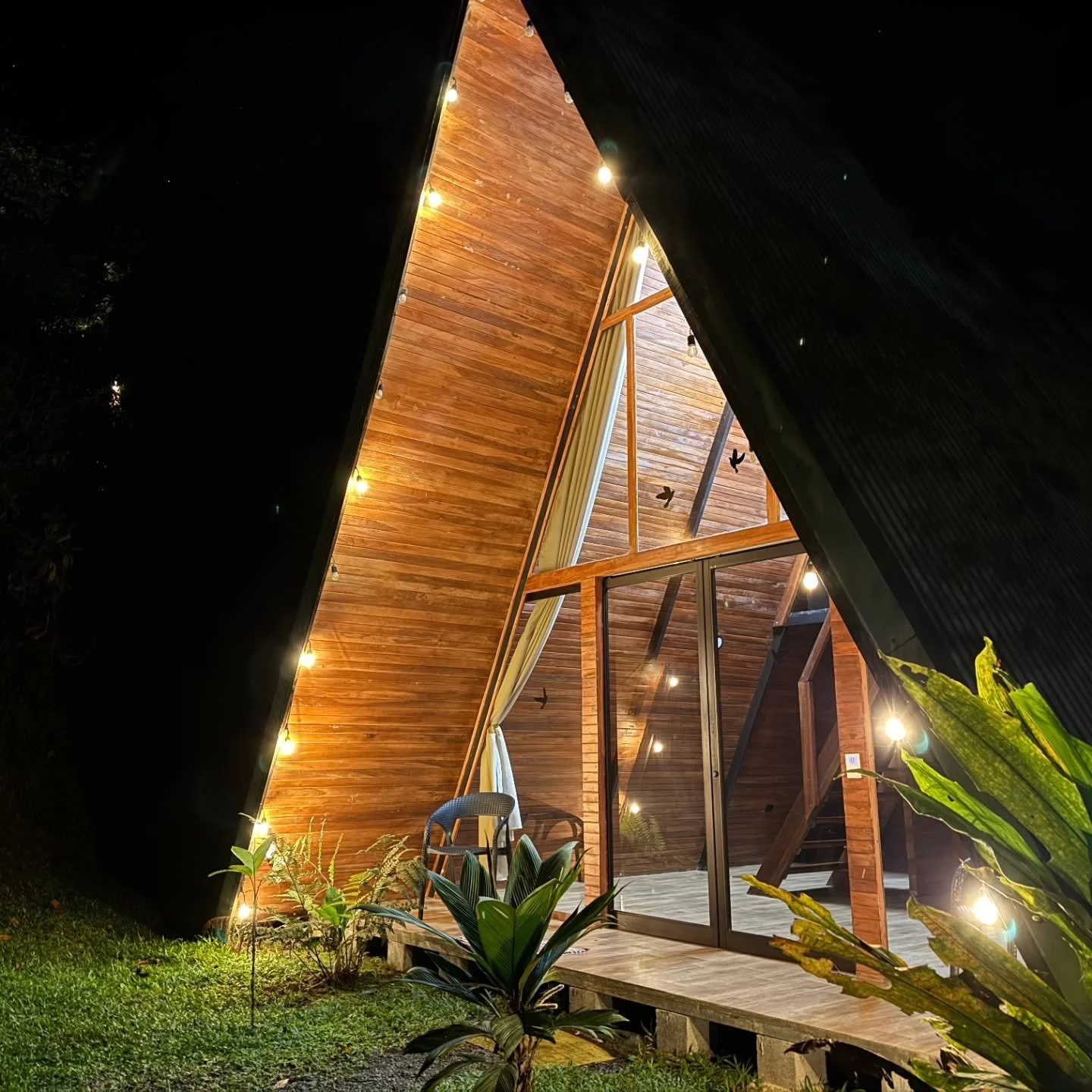 Esc&aacute;pate de la rutina y disfruta de noches m&aacute;gicas inmersas en la monta&ntilde;a! 🌳

Disfruta con tu pareja nuestras 5 cascadas, Puentes colgantes, piscina, jacuzzi, restaurante, senderos y mucjo m&aacute;s! 🦚

Para mas informaci&oacu