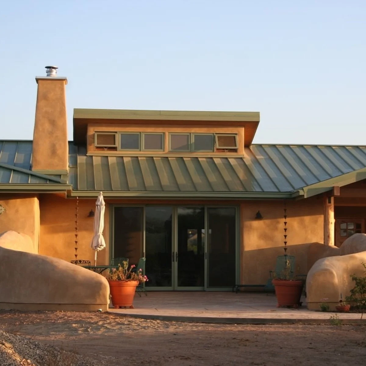 Let&rsquo;s talk hay bales and sustainability in Australia. 🌾

Straw bale houses are made up of stacked straw bales, rendered with lime, cement or clay. The benefits of using this material in the Australian climate are pretty significant:
- Suitable
