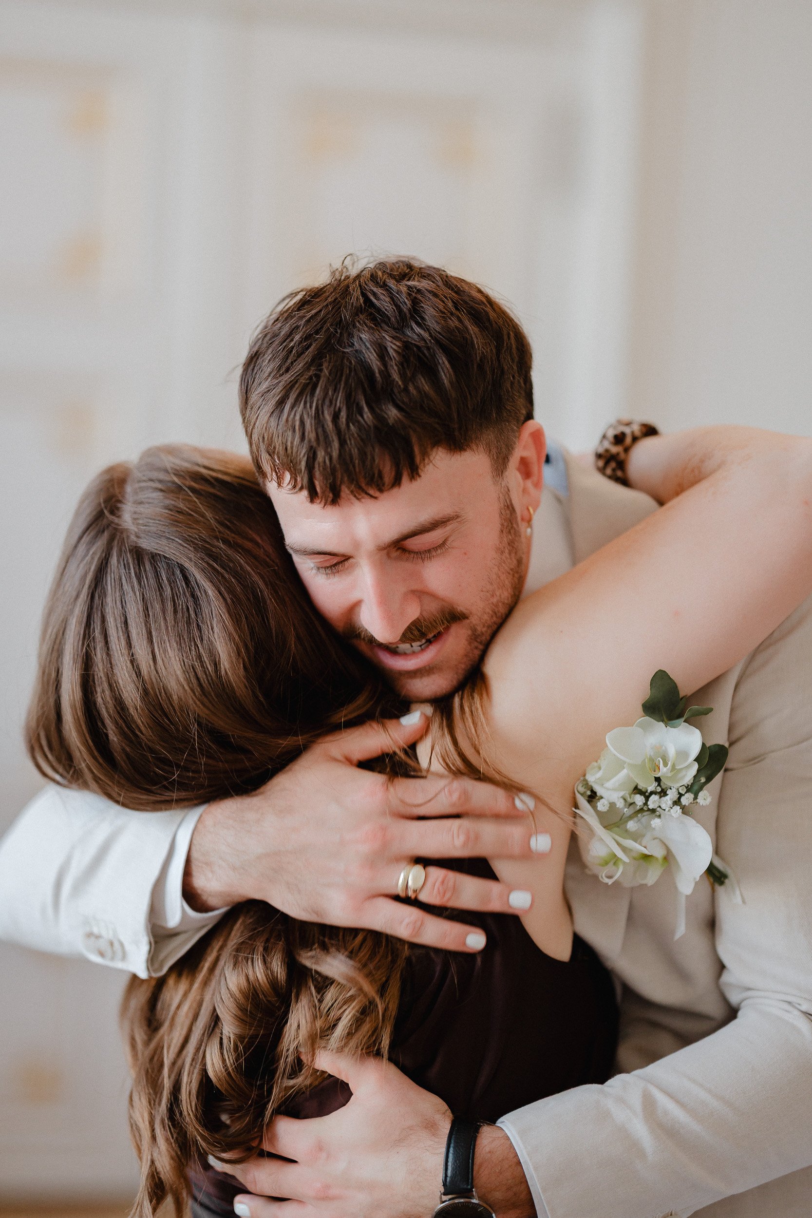 Zwei Menschen umarmen sich innig und emotional, vermutlich bei einer besonderen Gelegenheit.