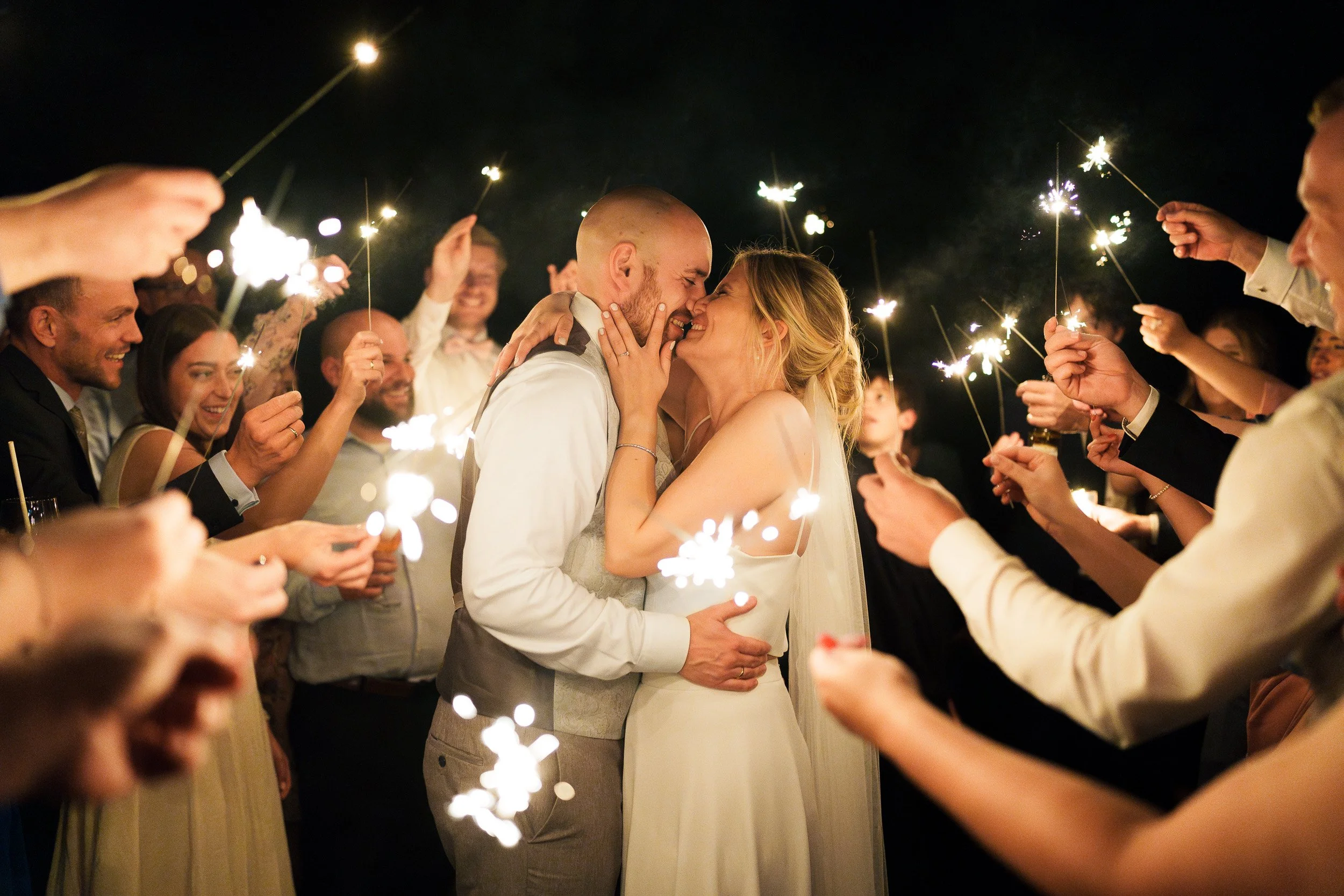 Hochzeitspaar mit Wunderkerzen | Fabian Dick Hochzeitsfotograf | Siebengebirge, Milchhäuschen