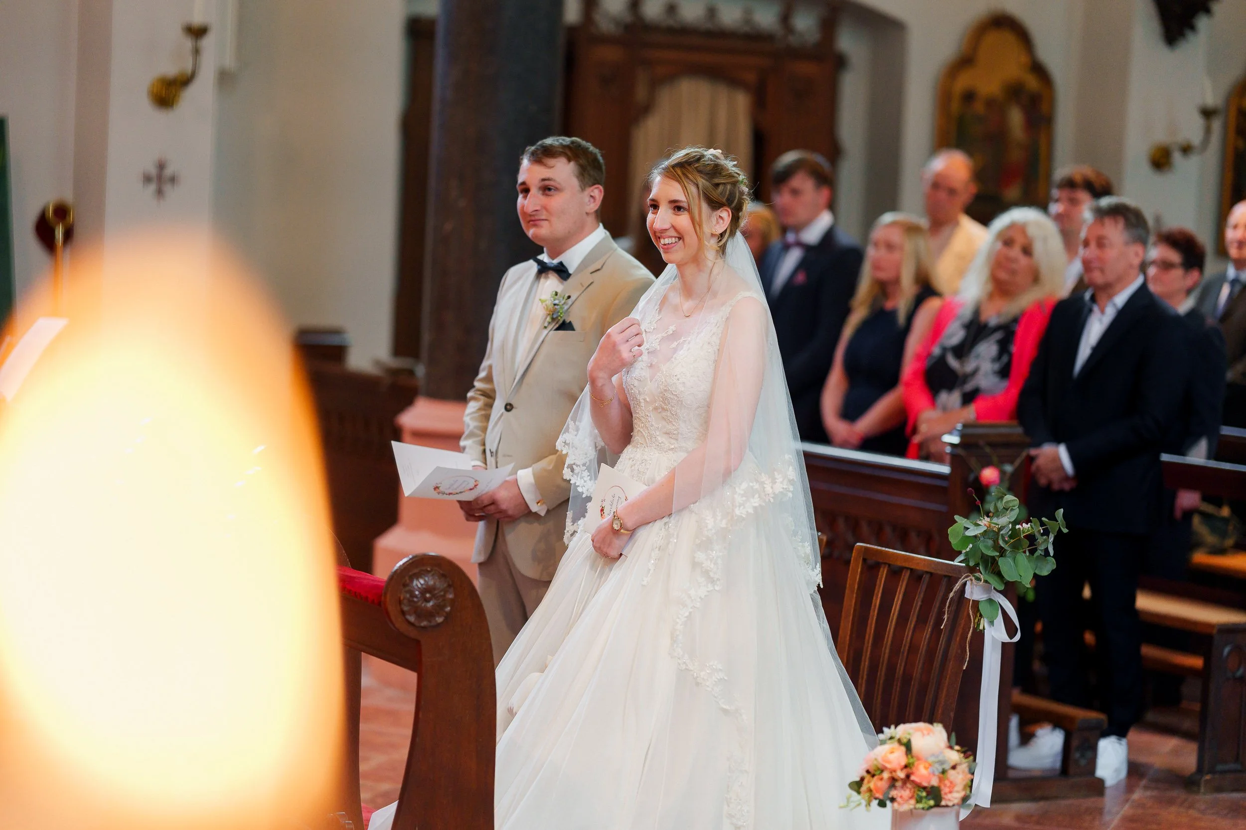 Ein Brautpaar während der Hochzeitszeremonie in einer Kirche | Fabian Dick Hochzeitsfotograf | Gummersbach