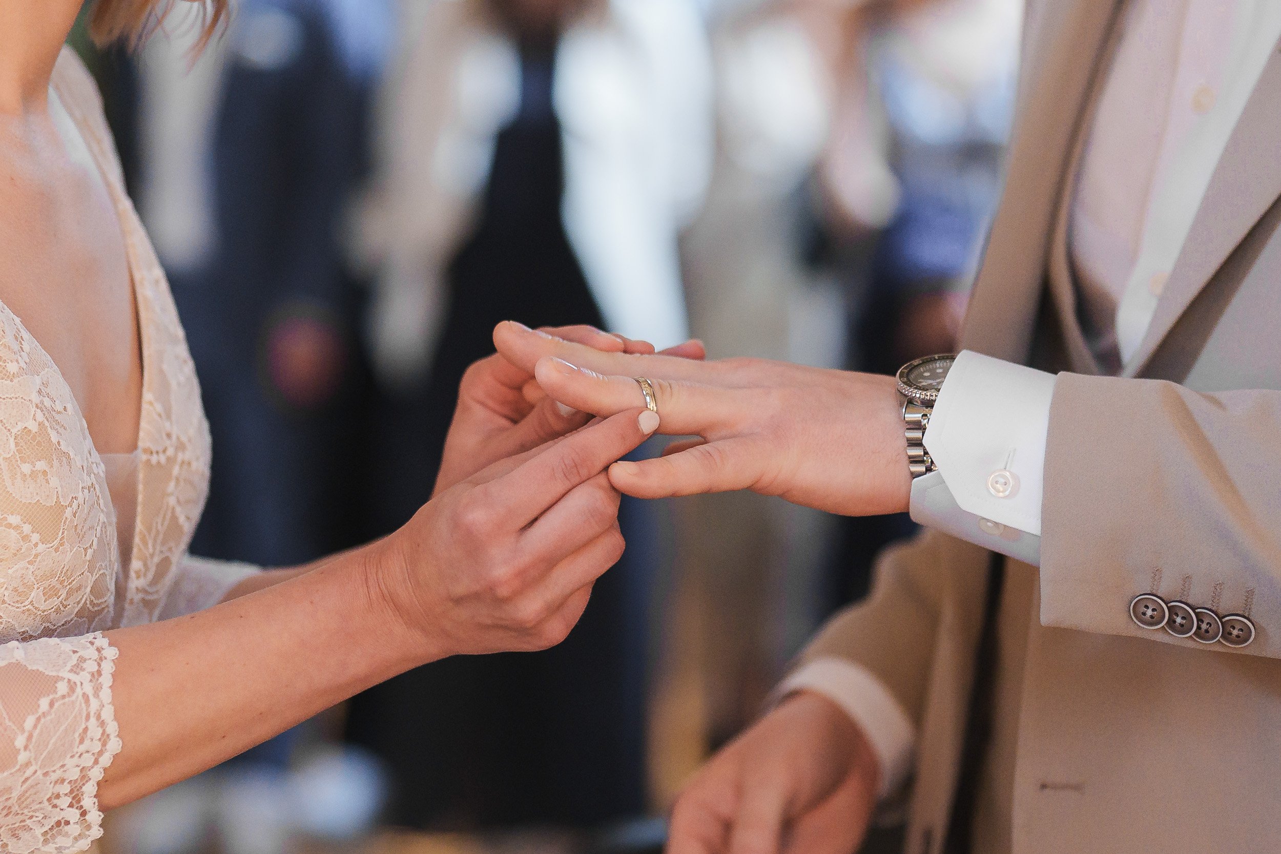 Ein Paar tauscht Eheringe während einer Hochzeitszeremonie.