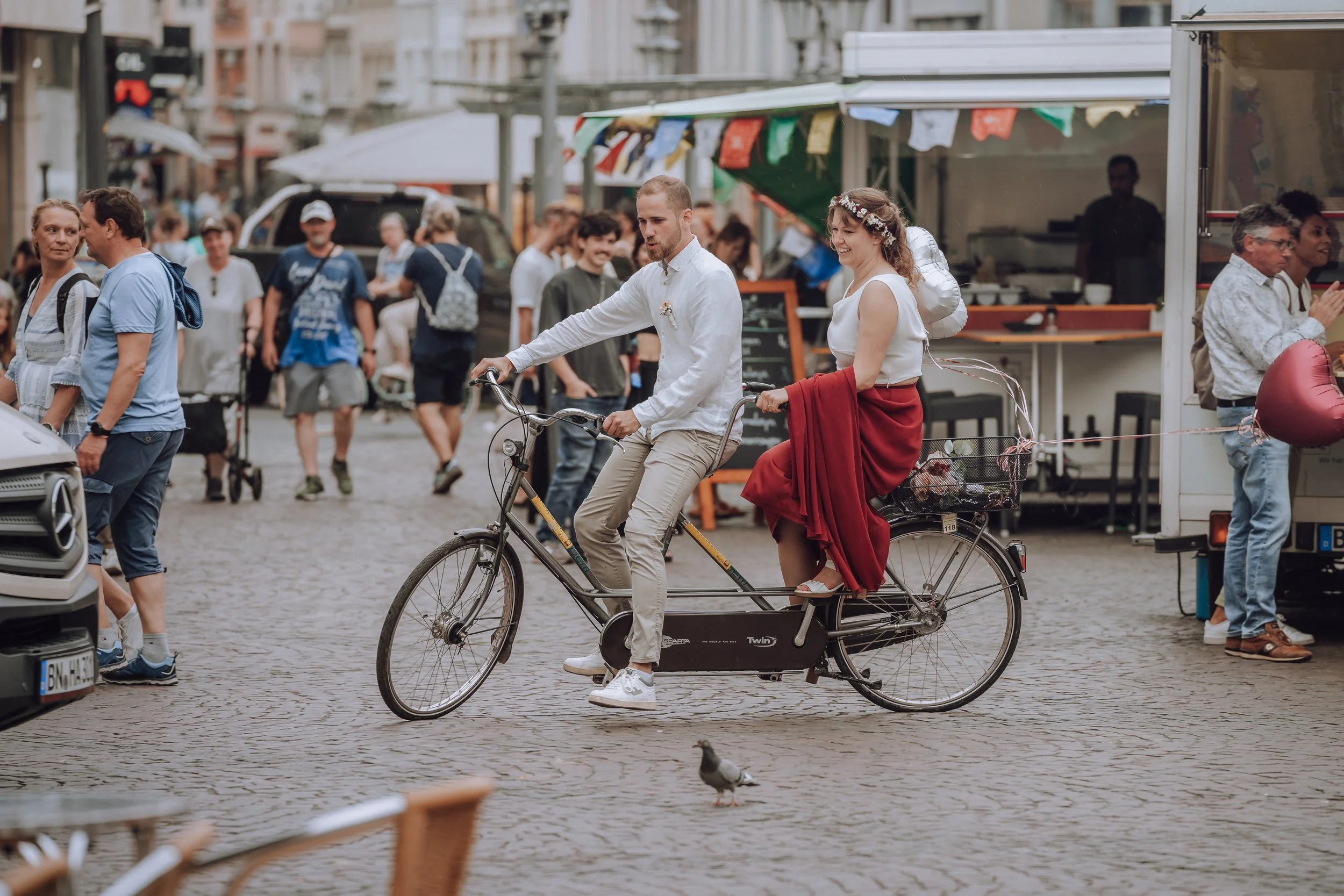 Brautpaar auf Tandem | Fahrrad | Fabian Dick Hochzeitsfotograf | Bonn, Marktplatz, Rathaus 