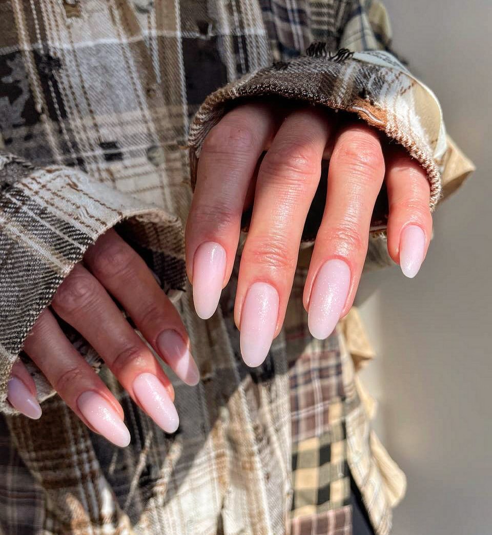 Nude manicure is definitely rocking this spring 🤍

Manicure by @silveeglowofficial.uk