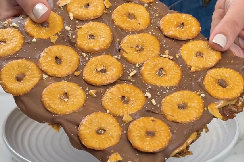 Chocolate Pretzel Date Bark.png
