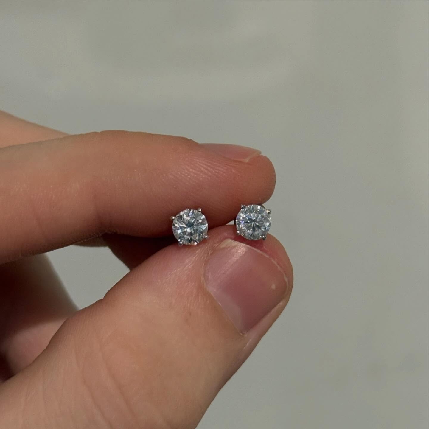 Natural diamond 💎 
1.00ctw with papers 📑 
(.92ctw pair available as well) 
14k white gold 🔥