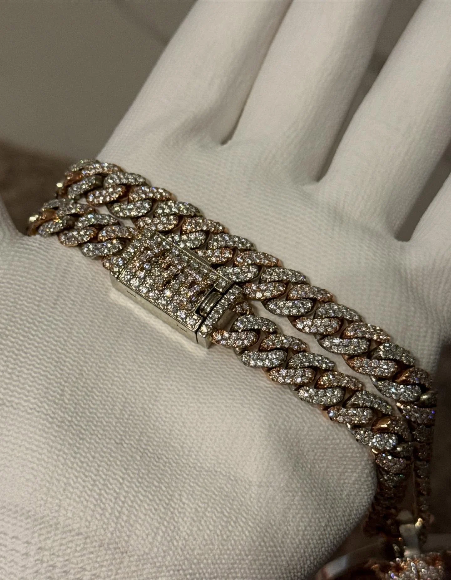 🕺 🕺 🕺 
20&rdquo; custom handmade bussdown cuban 💎 
Over 18 carats lab grown VVS diamonds with papers 📄 
Heavy 10k white &amp; rose gold two-tone 🌹 
Custom &ldquo;777&rdquo; lock box 🎰 
Appraised at 50,000$ 🇨🇦 
Send us a message for pricing i