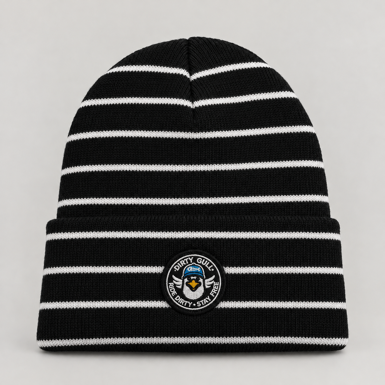Bonnet noir rayé à écusson brodé.png