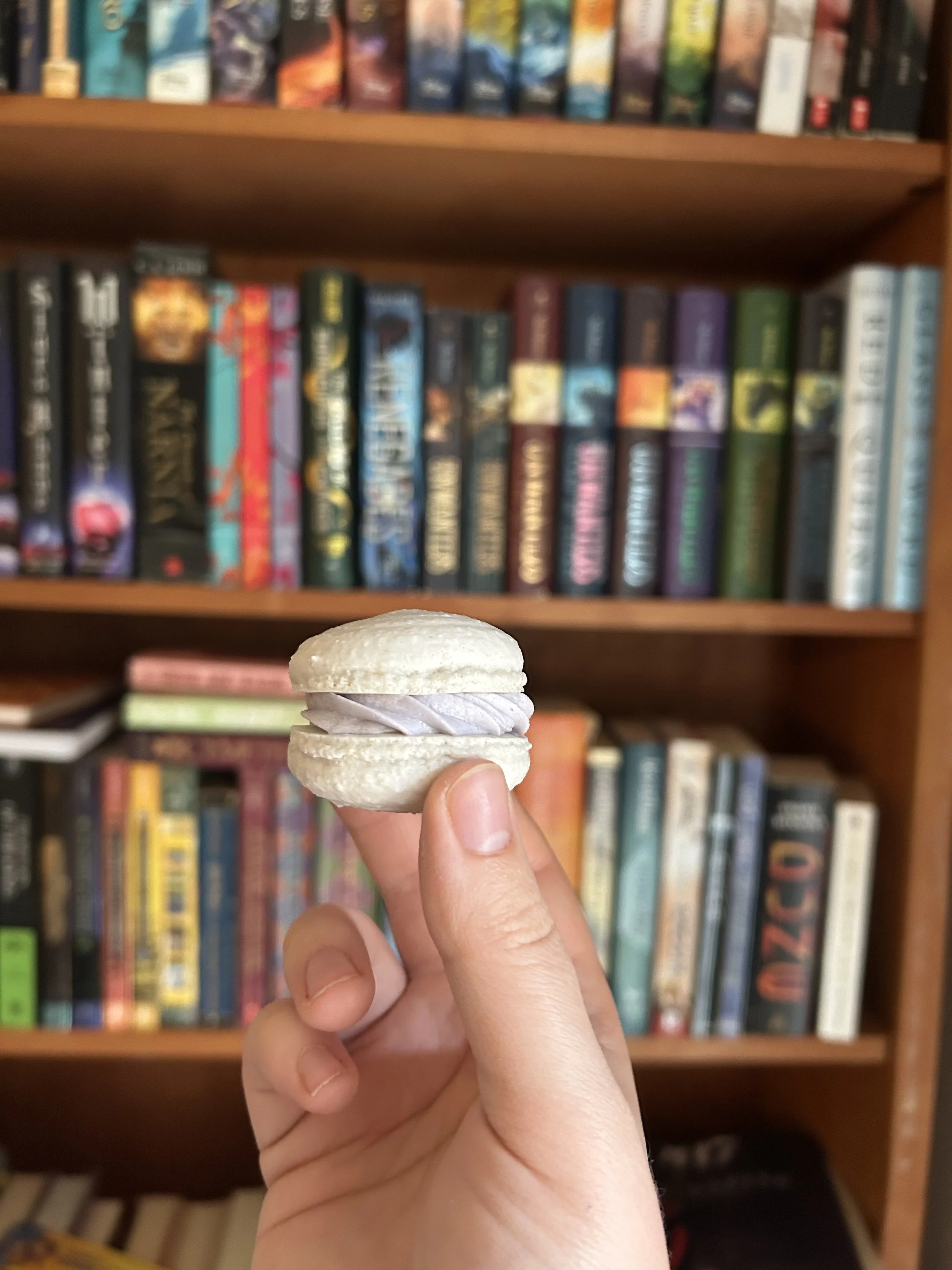 vanilla macaron with vanilla buttercream 