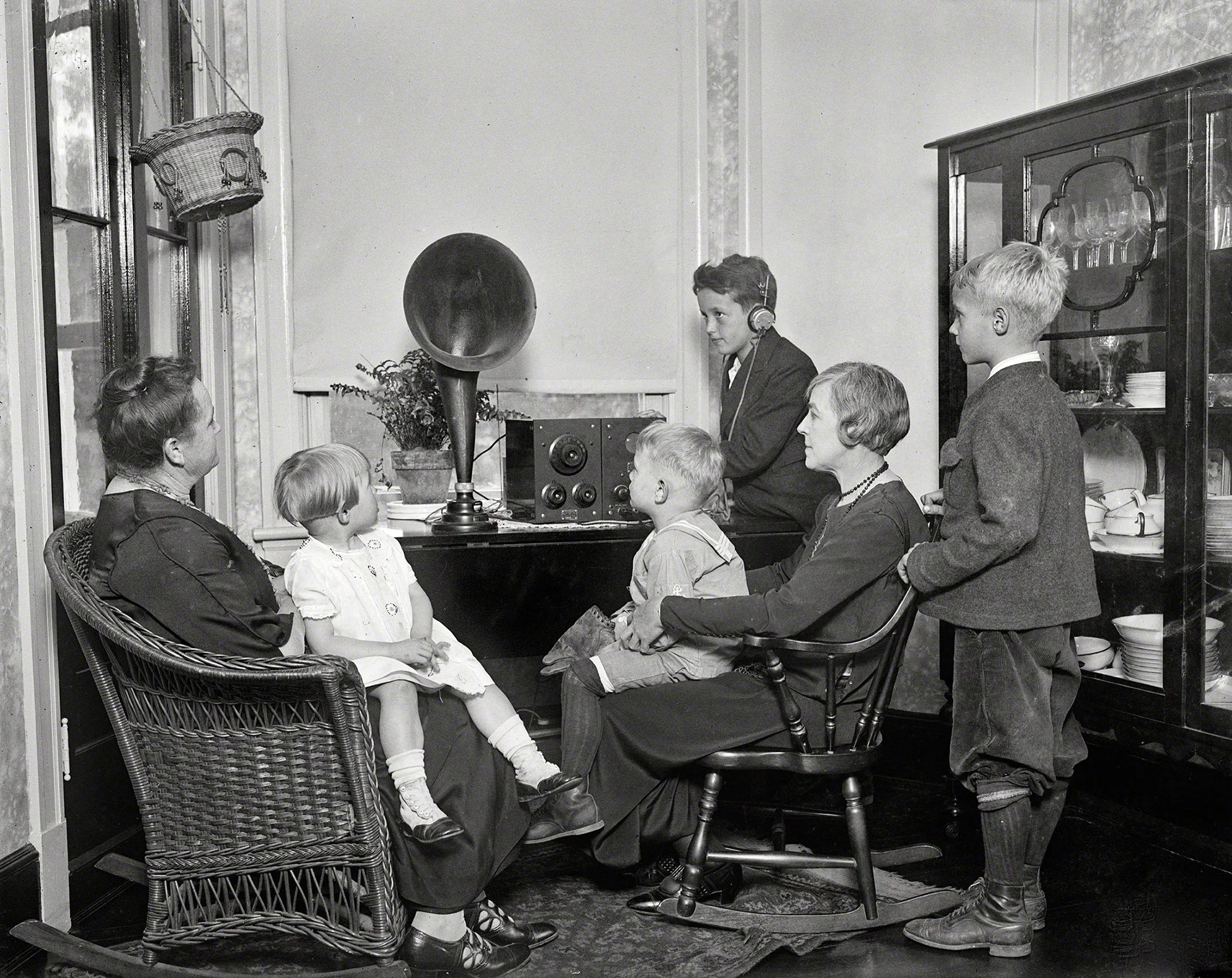 Radio and other new forms of communication increasingly linked Americans through shared news, entertainment, and culture.