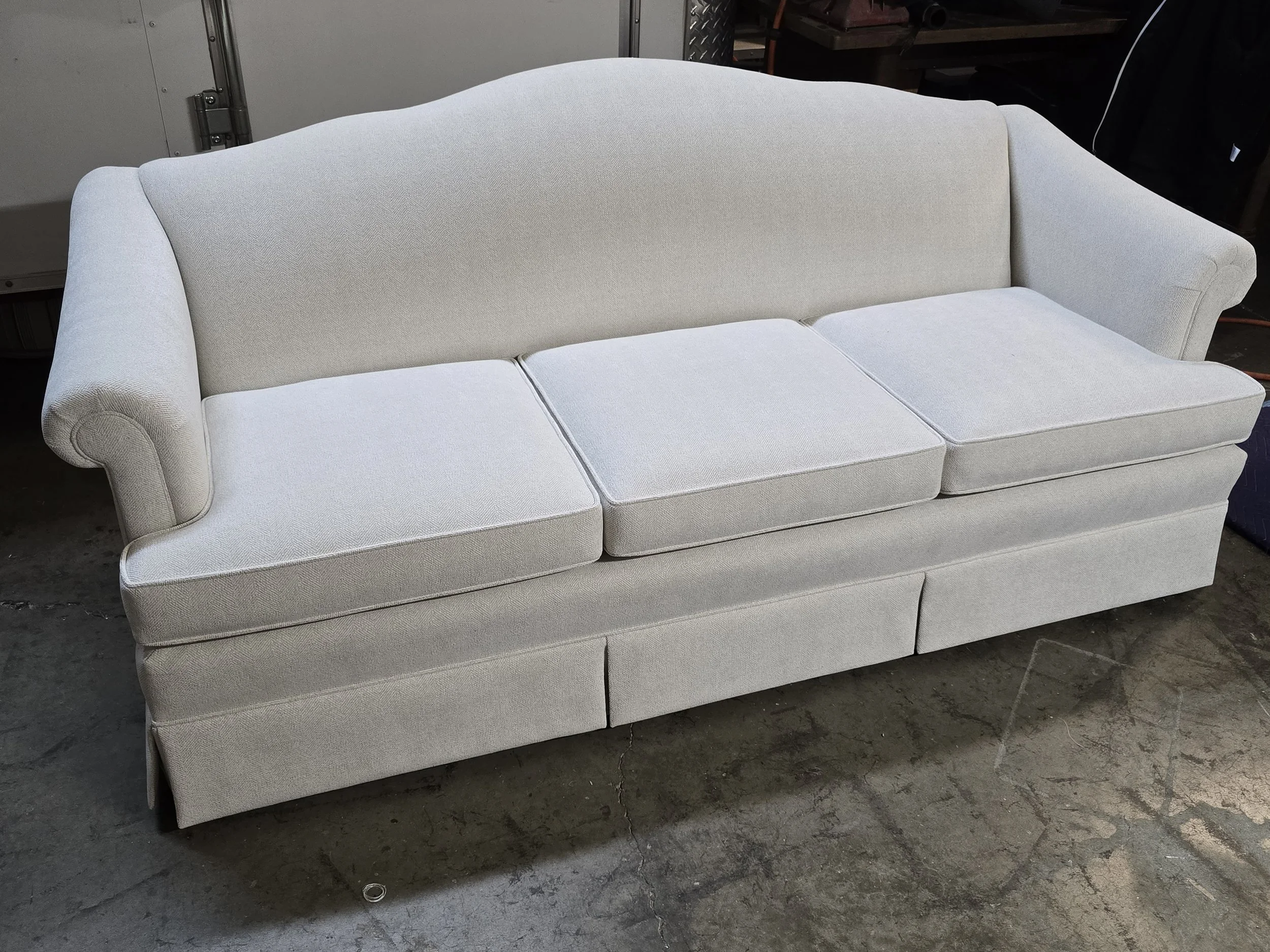 whtsofa.jpg