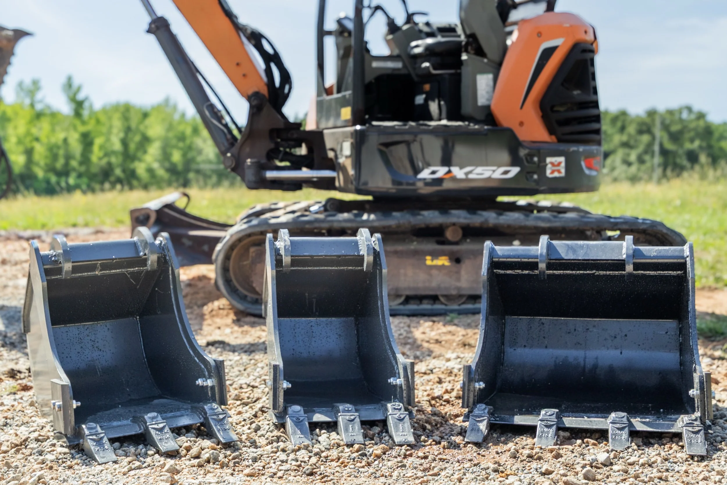 Bobcat Excavator Digging under 9k lbs and under w/Teeth