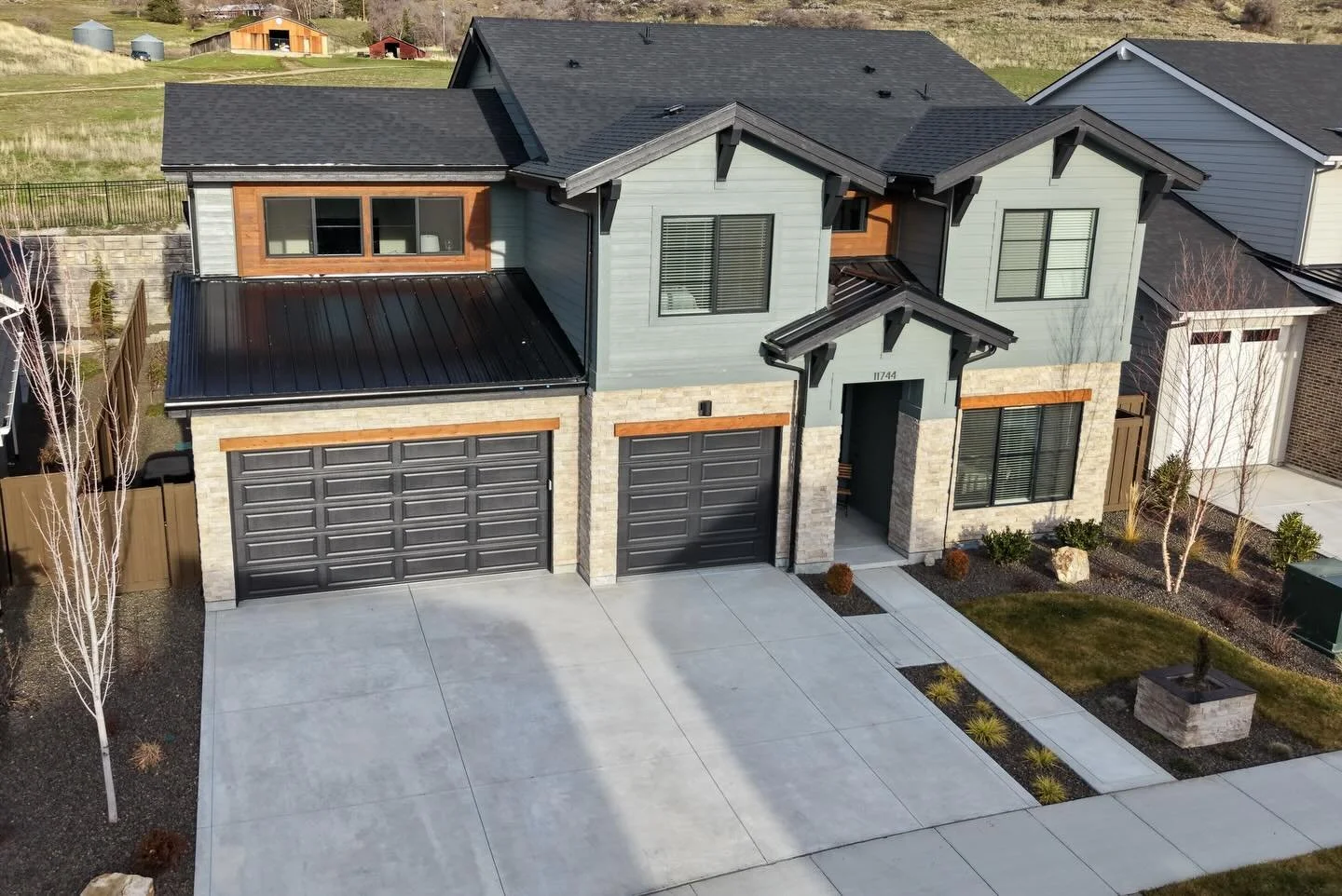Beautiful new Brighton Homes going up in Hidden Springs. Excited to see this subdivision come together! @homes.brighton #boise
#idahome
#newconstruction 
#realestatephotography
#dji