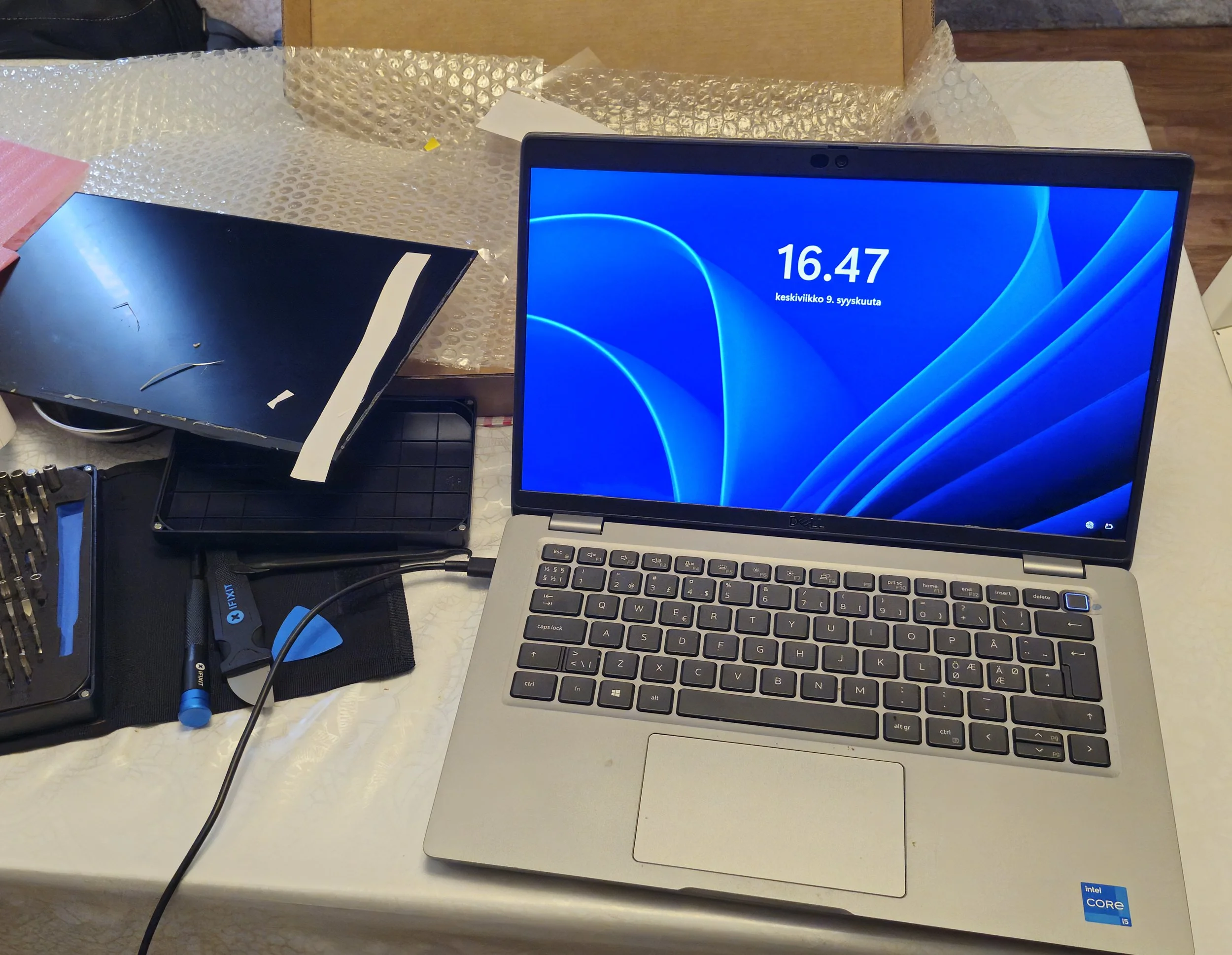 Näytön vaihto Dell Latitude läppäriin
