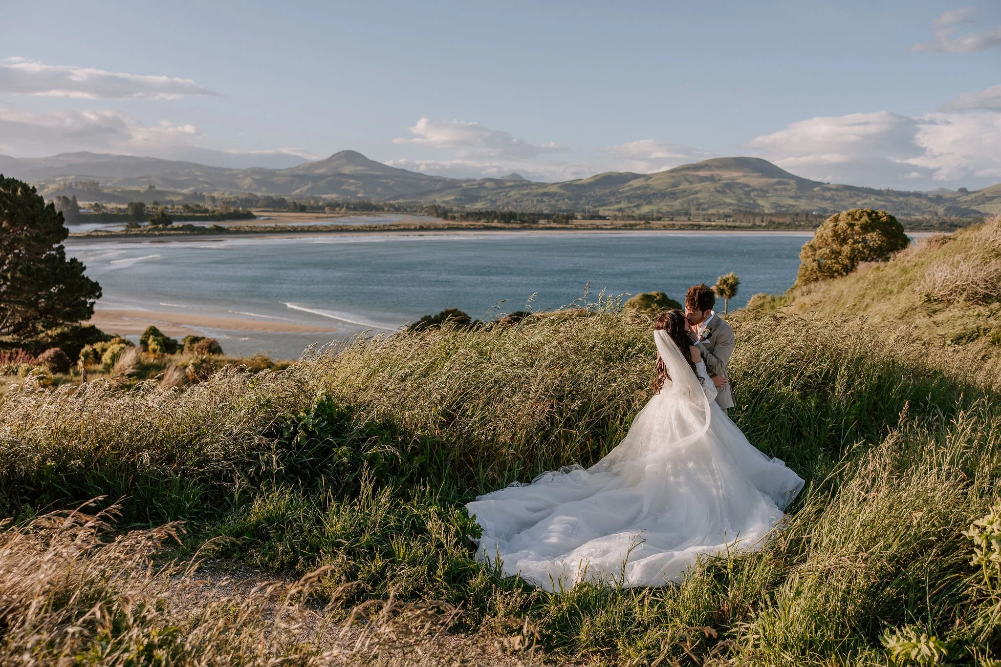 Introducing @thelonghouse.nz at The Wedding Edit:

𝘗𝘦𝘳𝘤𝘩𝘦𝘥 𝘢𝘣𝘰𝘷𝘦 𝘵𝘩𝘦 𝘗𝘢𝘤𝘪𝘧𝘪𝘤 𝘖𝘤𝘦𝘢𝘯, 𝘛𝘩𝘦 𝘓𝘰𝘯𝘨𝘩𝘰𝘶𝘴𝘦 𝘪𝘴 𝘮𝘰𝘳𝘦 𝘵𝘩𝘢𝘯 𝘢 𝘸𝘦𝘥𝘥𝘪𝘯𝘨 𝘷𝘦𝘯𝘶𝘦. 𝘐𝘵 𝘪𝘴 𝘢 𝘱𝘭𝘢𝘤𝘦 𝘸𝘩𝘦𝘳𝘦 𝘧𝘢𝘮𝘪𝘭𝘺 𝘢𝘯𝘥 𝘧𝘳?