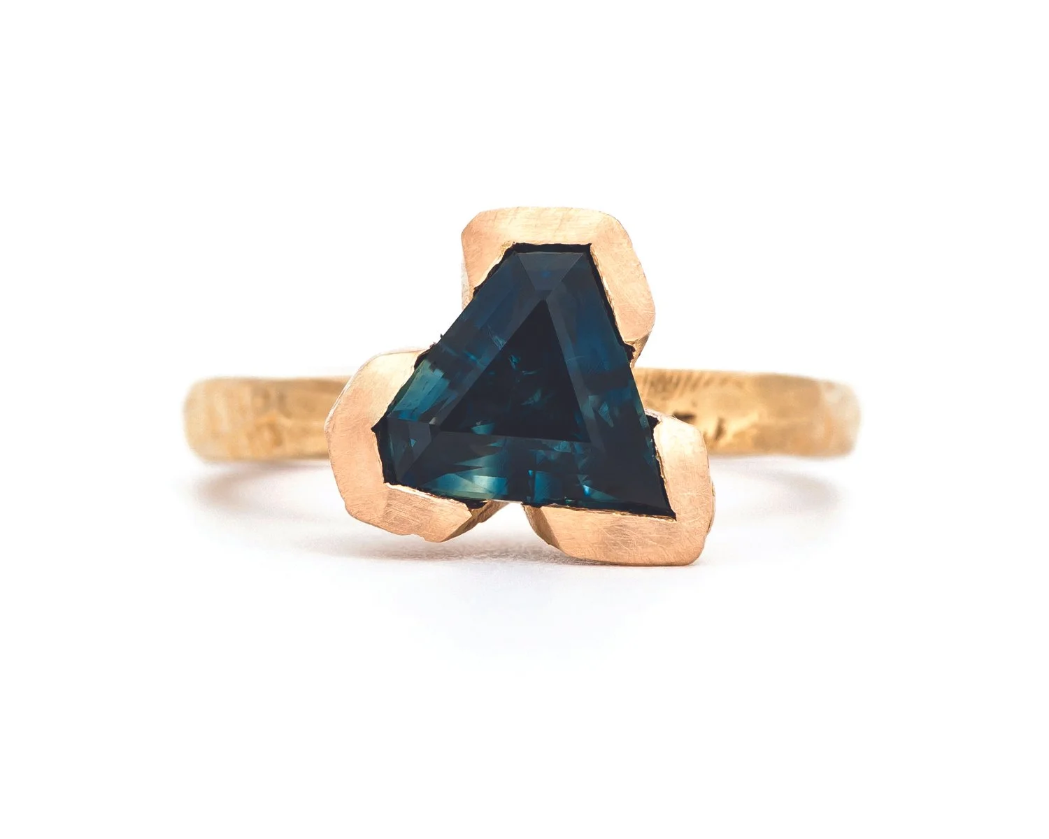 Textura Superhero. hand cut Australian Sapphire & Recycled 18ct Yellow Gold. 