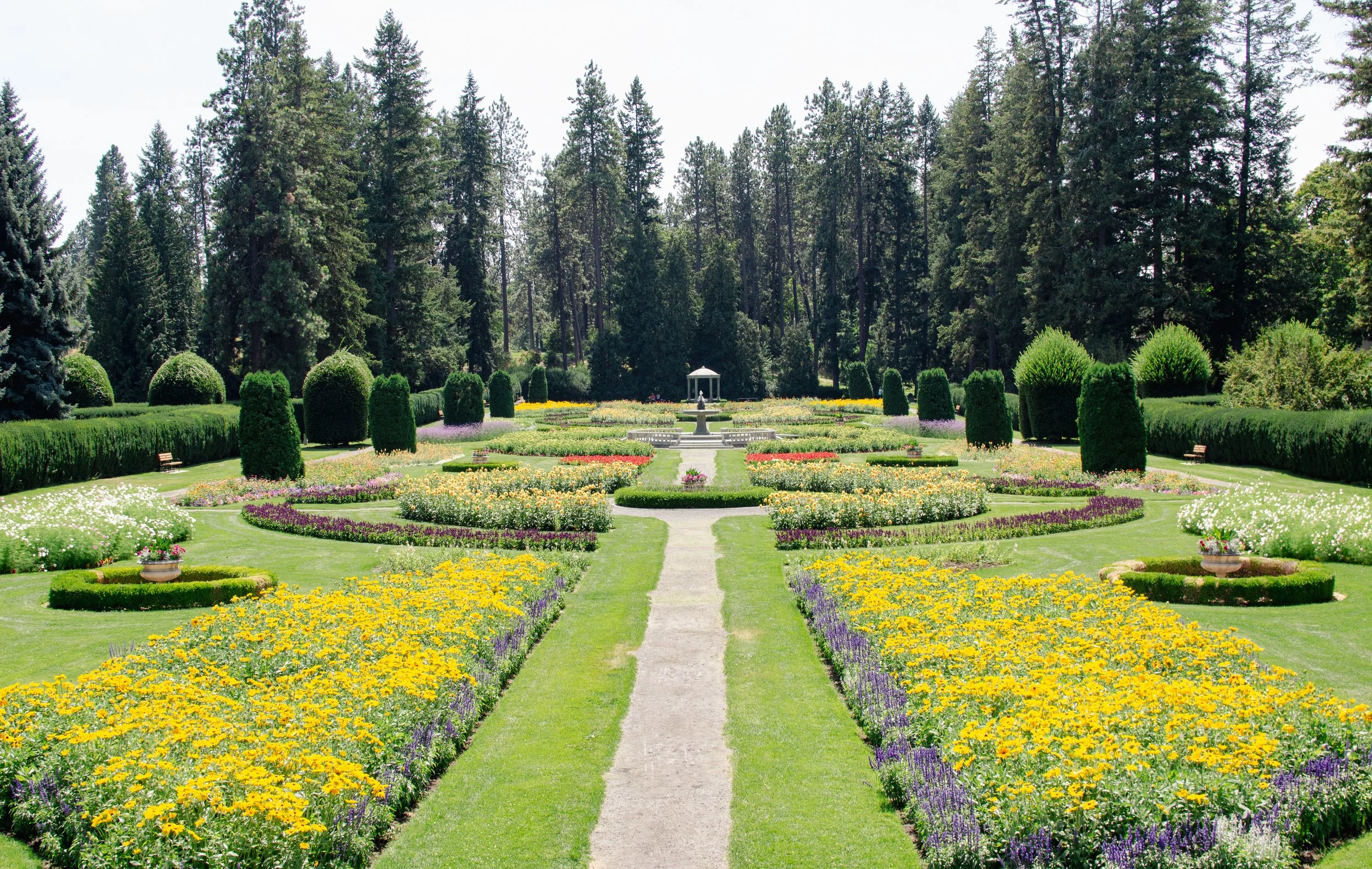 spokane-formal-garden-colorful-flowers-wedding-venue-landscape-photography.jpg