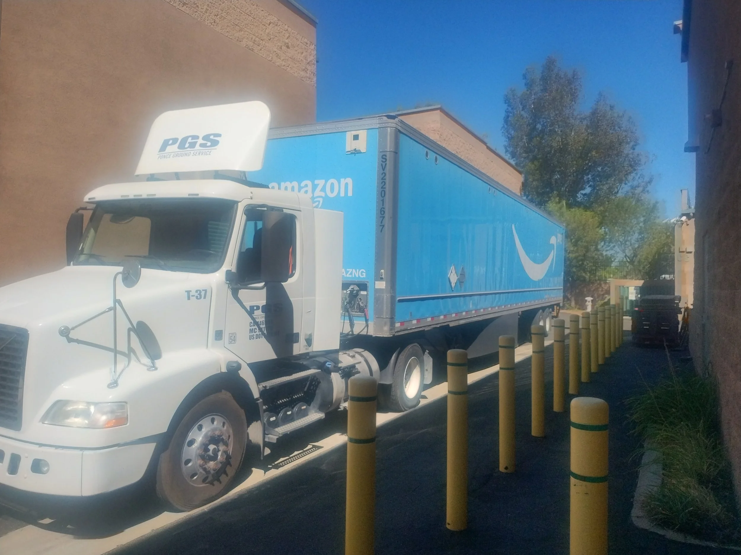 Amazon semi 53' picks up FBA ready pallets