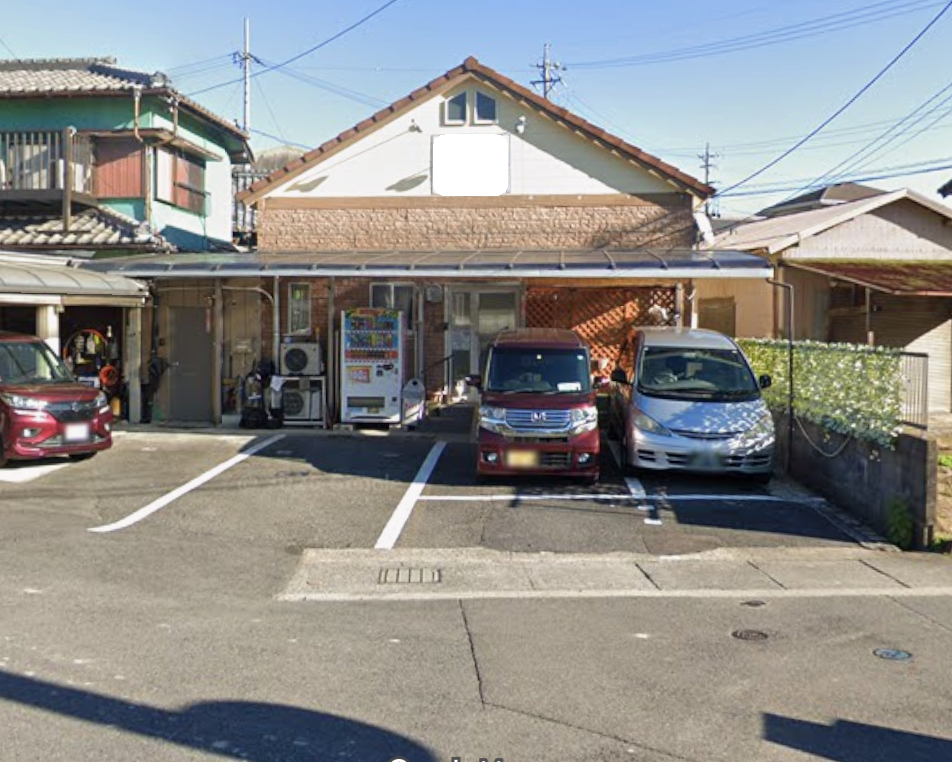 愛誠想は6～8台車を駐車することができる。5人程度の小規模葬儀ならば本社式場で対応が可能です