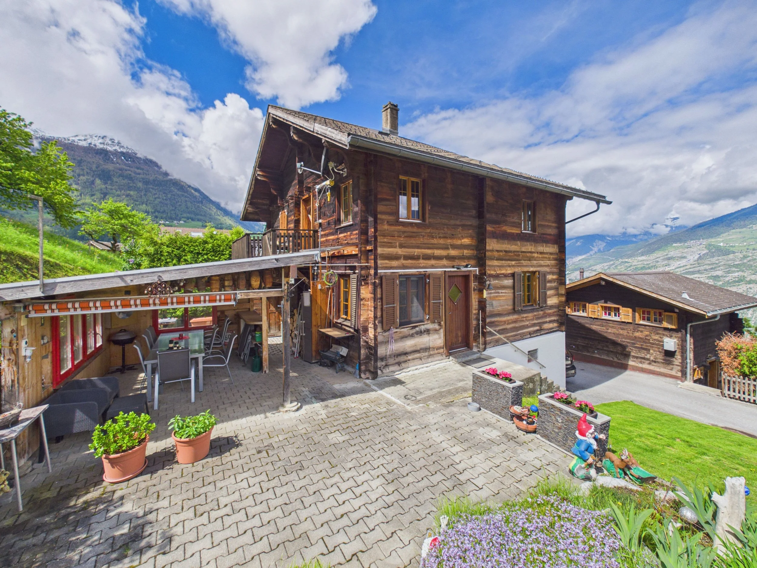 Charmantes Chalet mit Bauland und grosser Sommer-Loggia in Ergisch 