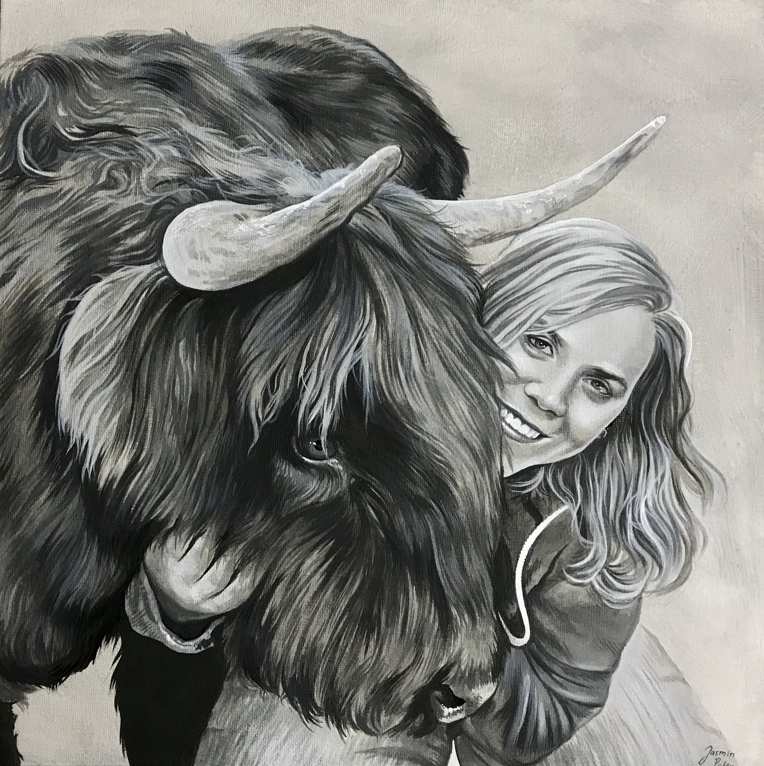 Zeichnung einer lächelnden Frau mit langen, lockigen Haaren neben einem großen, haarigen Wasserbüffel mit Hörnern.