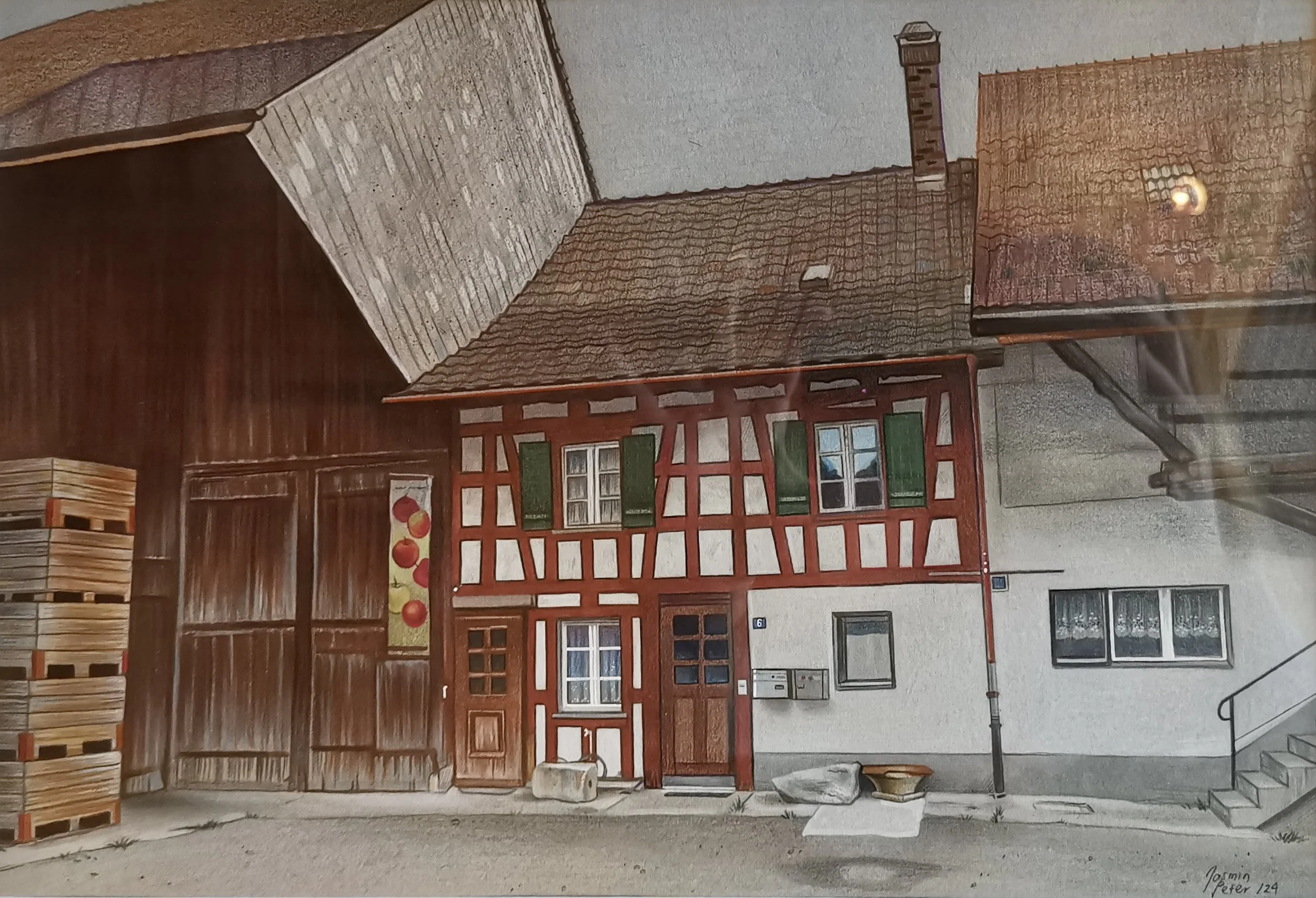 Ein traditionelles Fachwerkhaus mit weißen Wänden, grünen Fensterläden und roter Holzverkleidung, umgeben von einem Stein-, Holz- und Ziegelgebäude, im Freien mit einigen Stücken Holz und einem Wassereimer.
