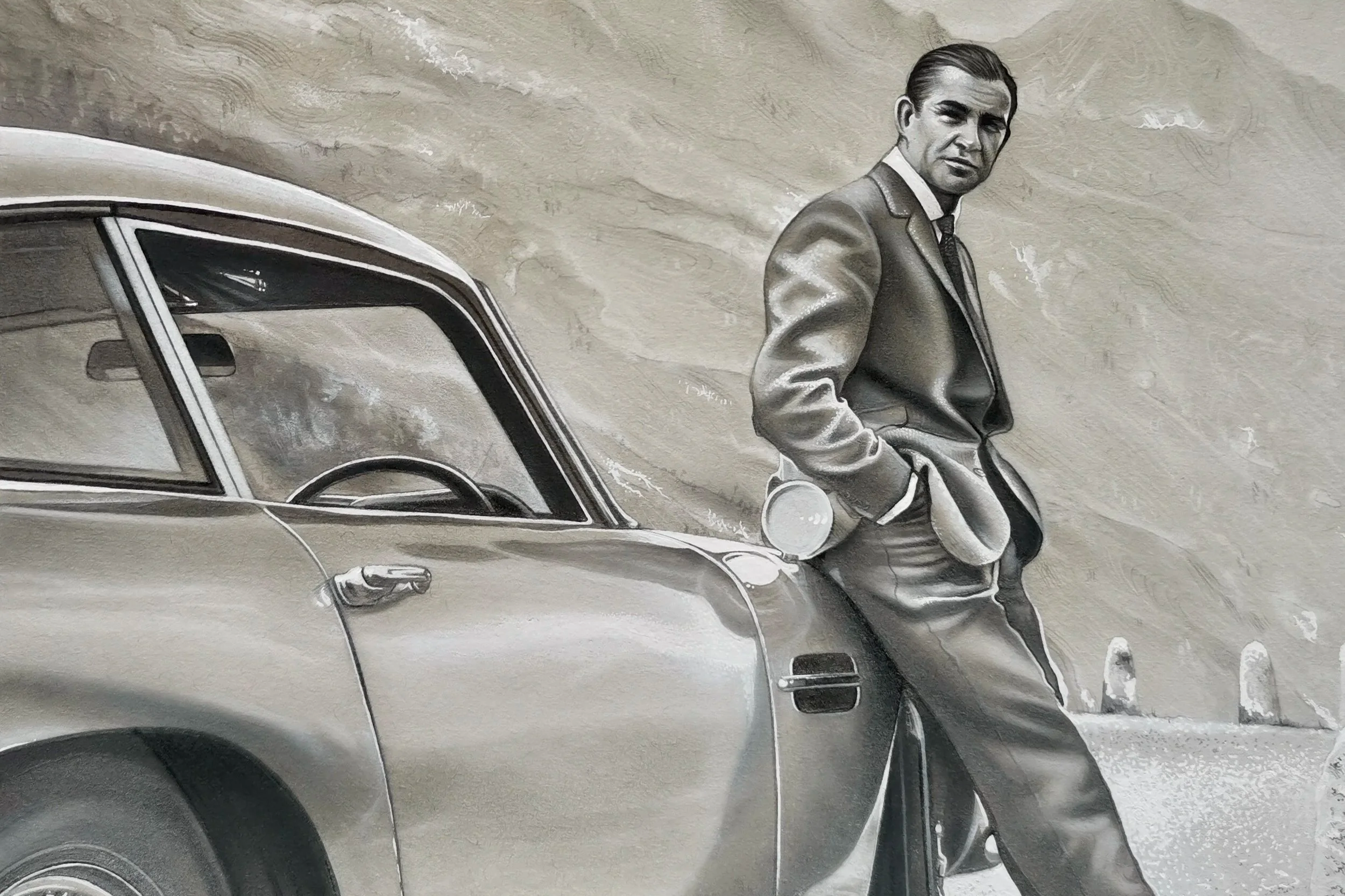 Schwarz-weiße Wandmalerei eines Mannes im Anzug, der an einem Auto lehnt, mit einem offenen Hemd und Handschuhen in der Tasche.
