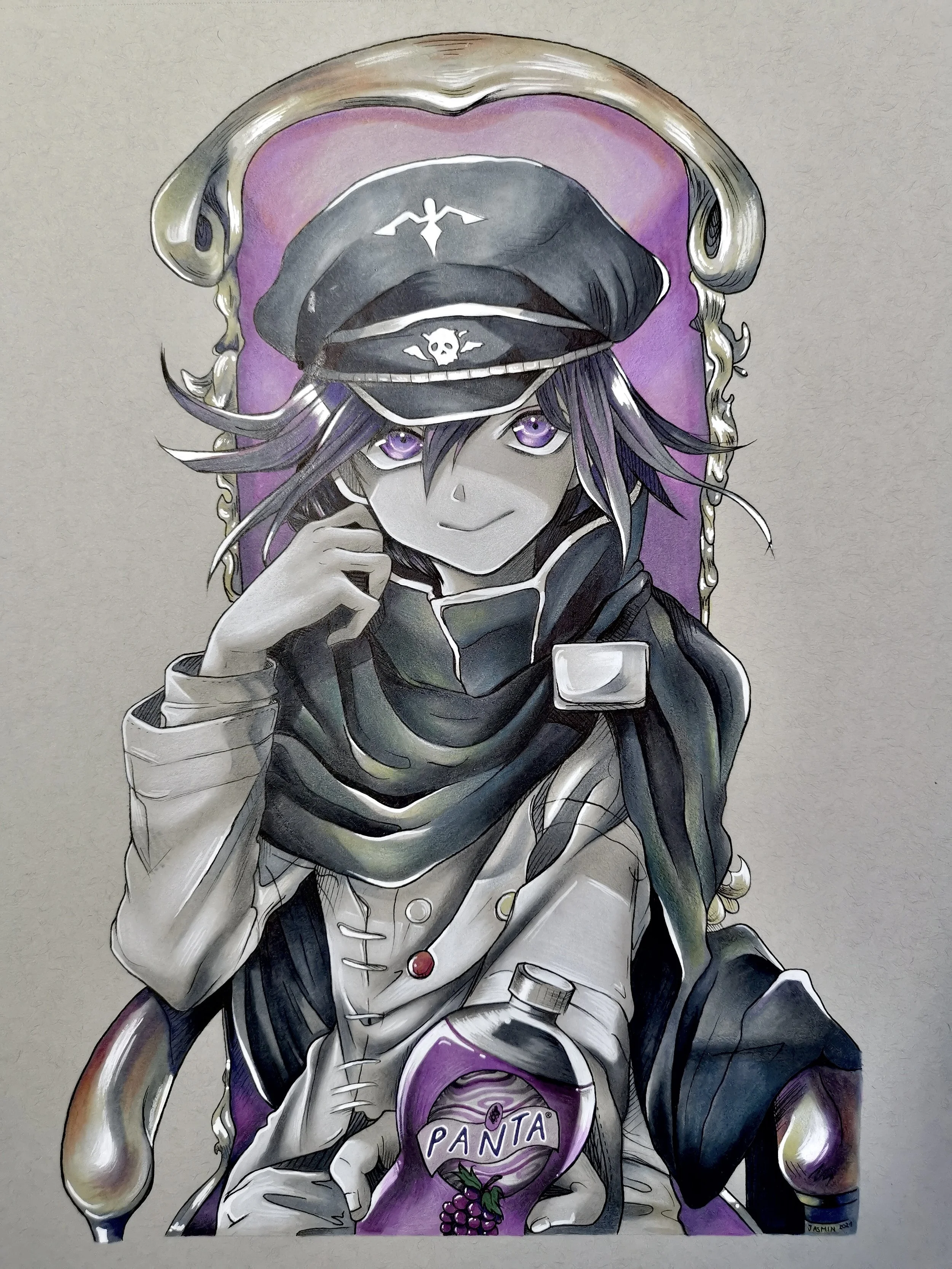 Manga-Stilzeichnung eines Jungen mit lila Haar, schwarze Mütze mit Totenkopf, schwarzer Schal, sitzend auf einem eleganten Thron. Er hält eine Flasche Panta-Limonade.