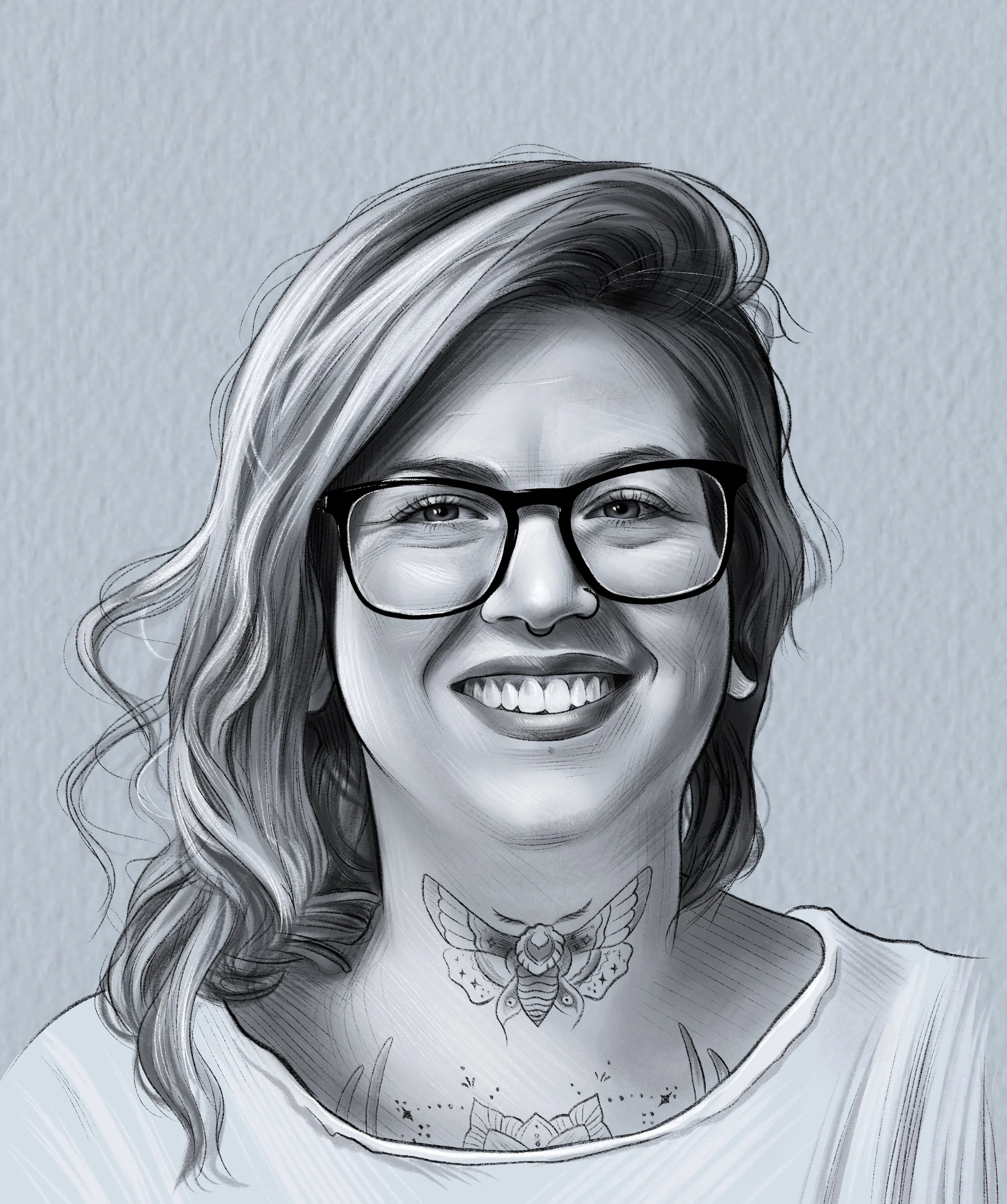 Schwarz-weiß gezeichnetes Portrait einer lachenden Frau mit langen, gewellten Haaren, Brille, Tattoos am Hals, und einem Tattoo auf der Brust. Sie trägt ein Freizeit-T-Shirt.