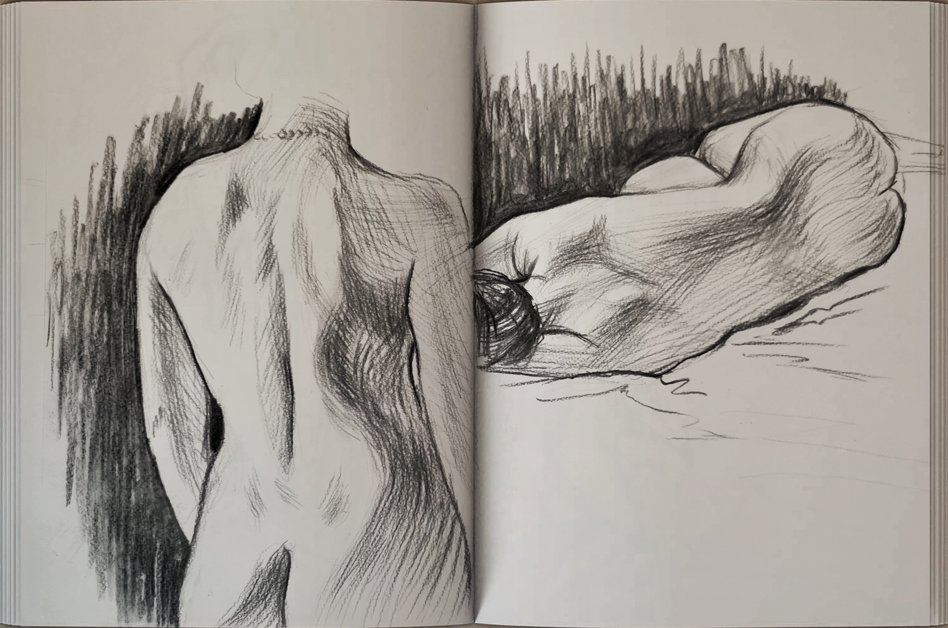 Skizze zweier nackter menschlicher Körper, eine stehende Rückenansicht auf der linken Seite und eine liegende Seite auf der rechten Seite.