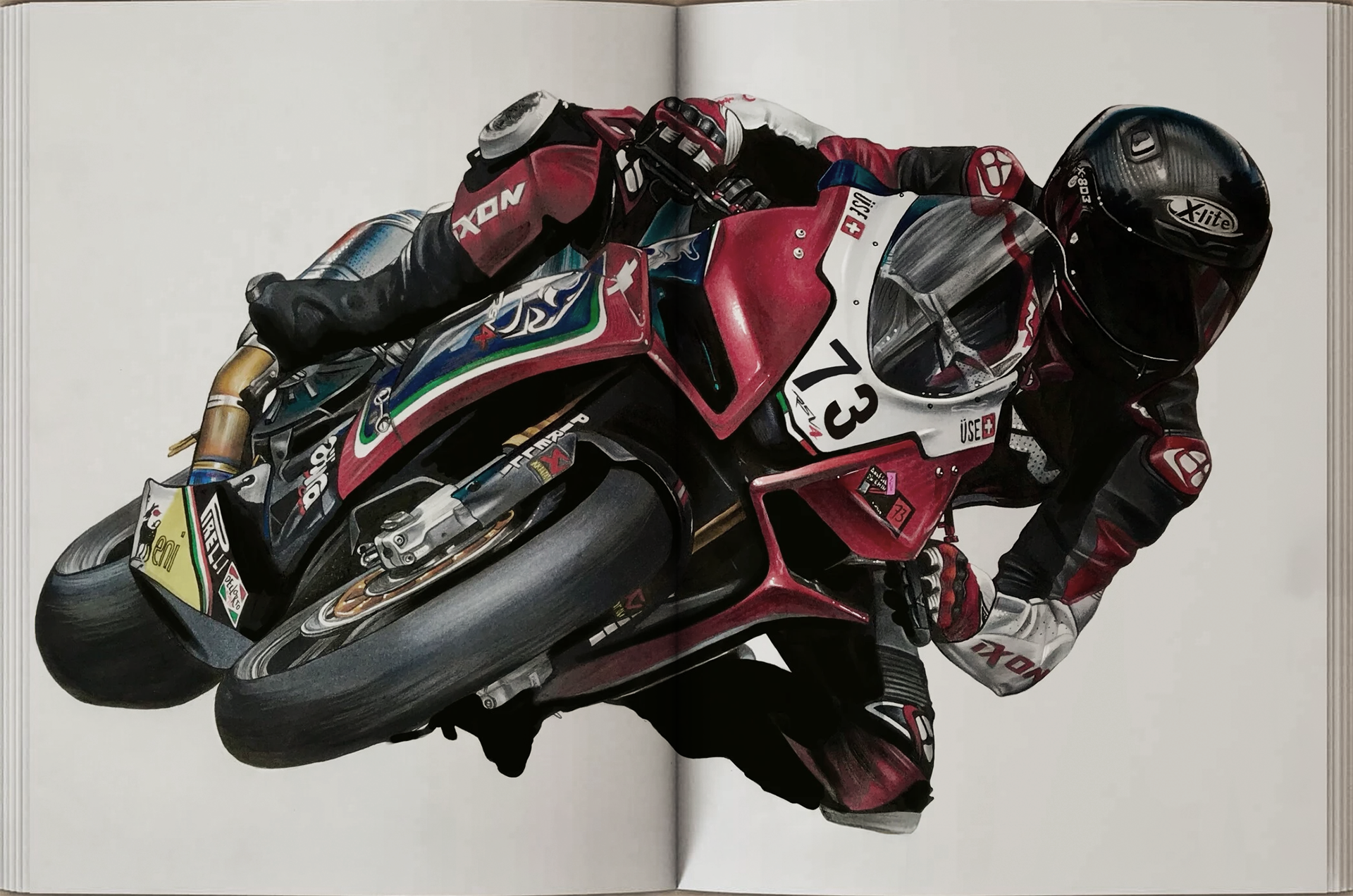 Motorradrennfahrer in schwarzer, roter und weißer Schutzkleidung auf Rennmotorrad mit schwarzen Reifen, in einer Kurve, mit weißem Hintergrund.