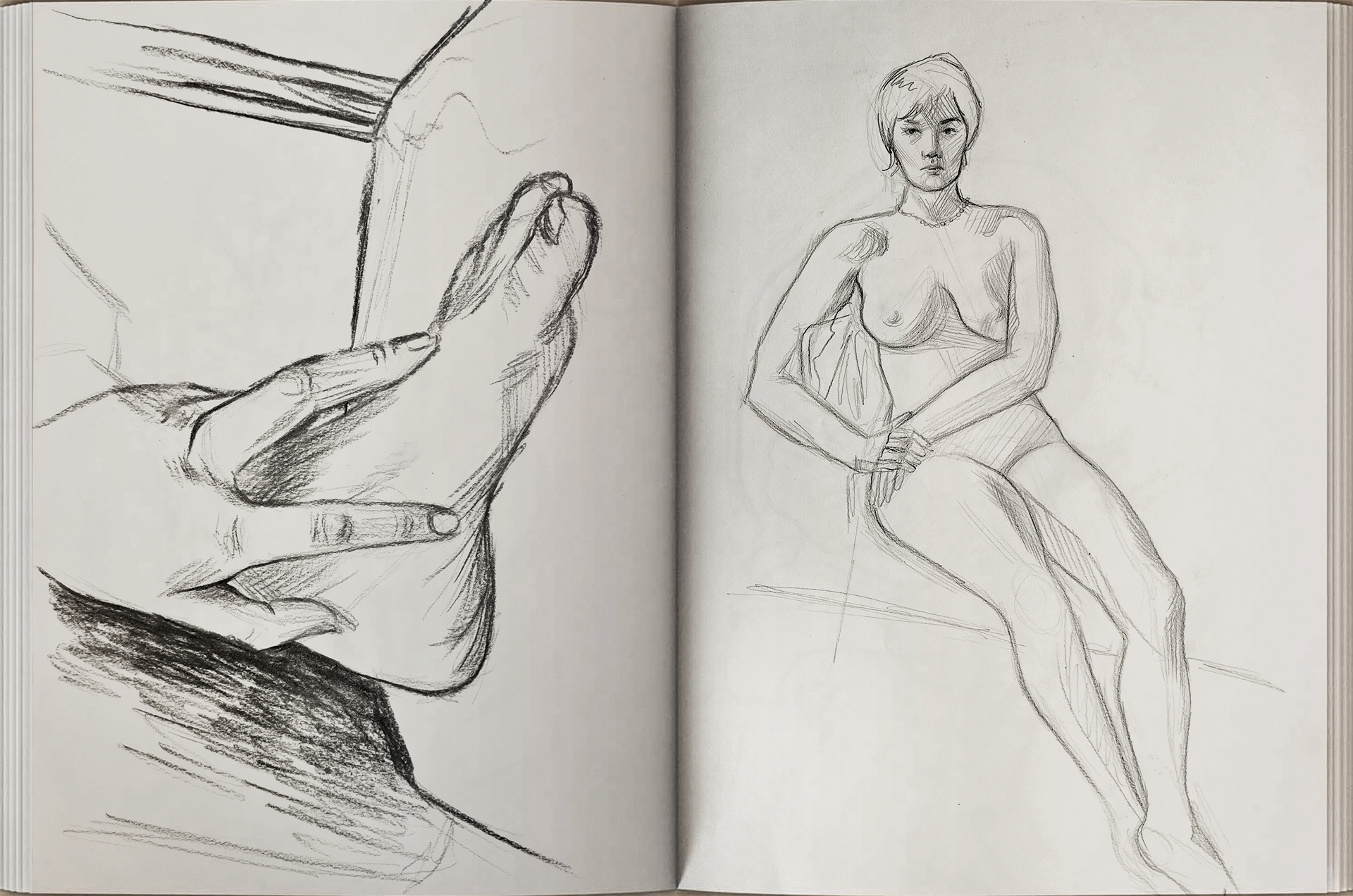 Skizzenbuch mit zeichnungen, auf der linken Seite eine detailreiche Skizze von Händen, auf der rechten Seite eine Figur einer sitzenden nackten Frau mit kurzen Haaren.