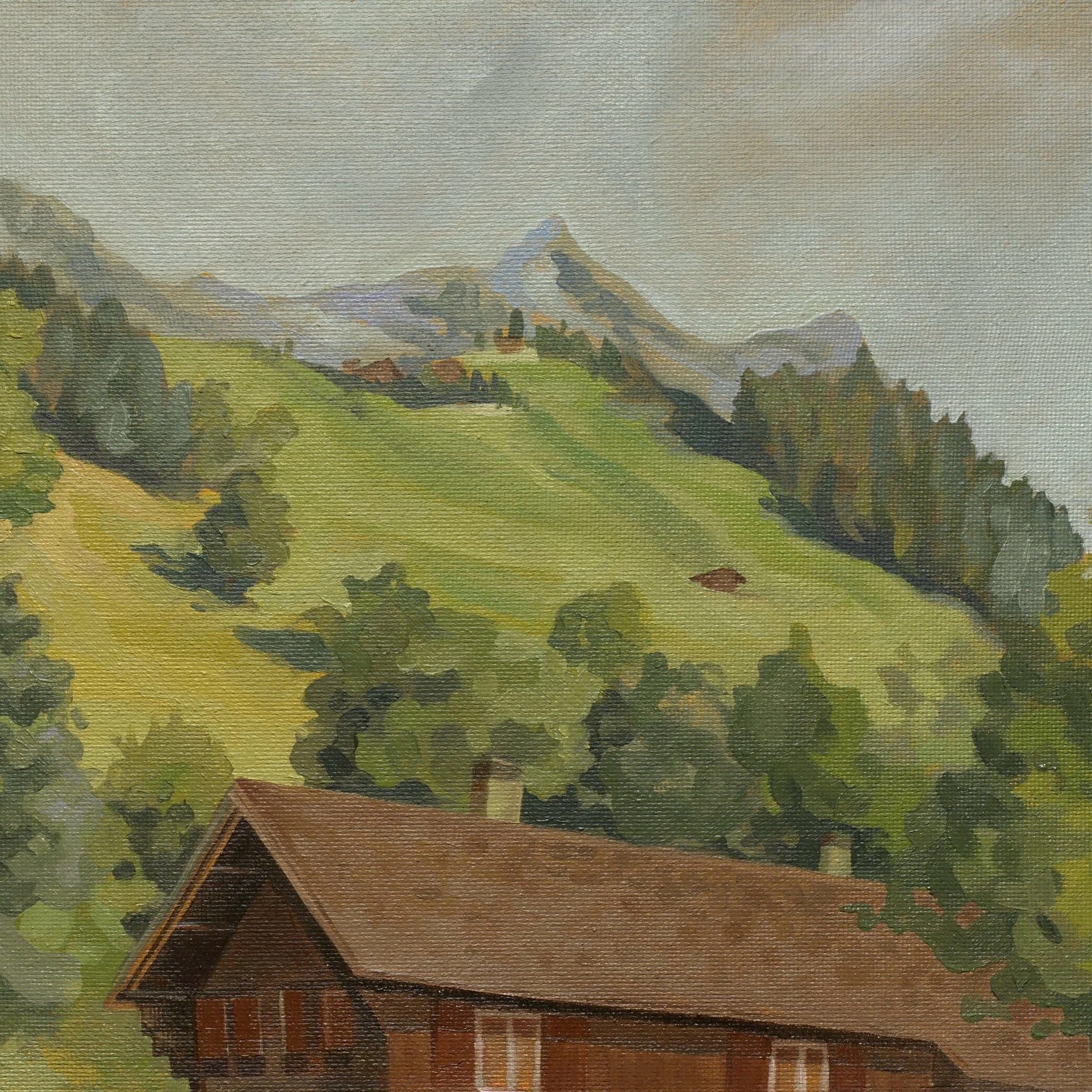 Landschaft mit grünen Hügeln, Bäumen, einem Haus mit rotbraunem Dach und Bergen im Hintergrund.