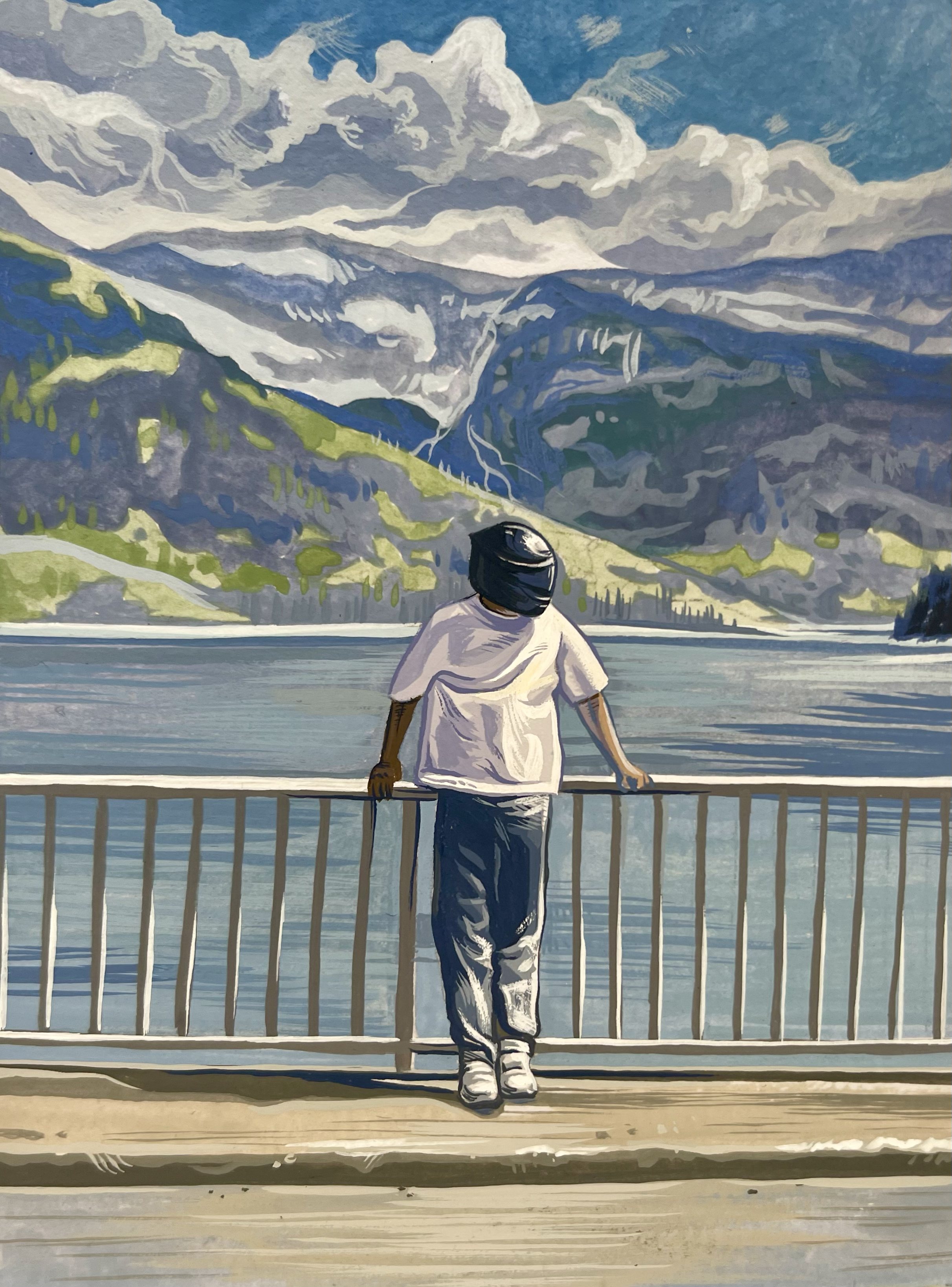 Ein junger Mensch mit dunklem Hautton, schwarze Motorradhelm, weißes T-Shirt und Jeans lehnt an einem Geländer an einem See, im Hintergrund grüne Hügel und Berggipfel mit Wolken am Himmel.