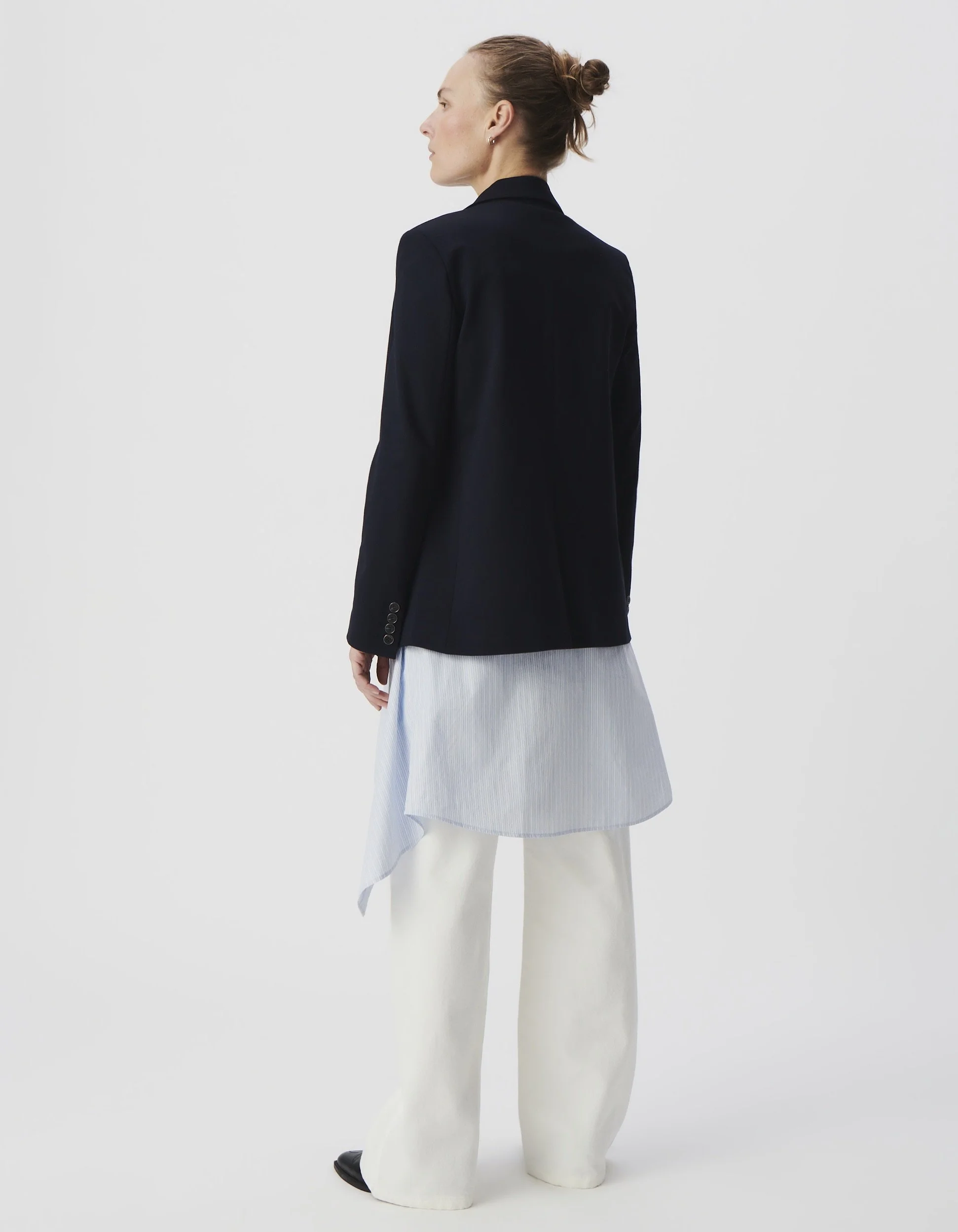 BIS-EDITORIAL-B140395-49-2209.jpeg