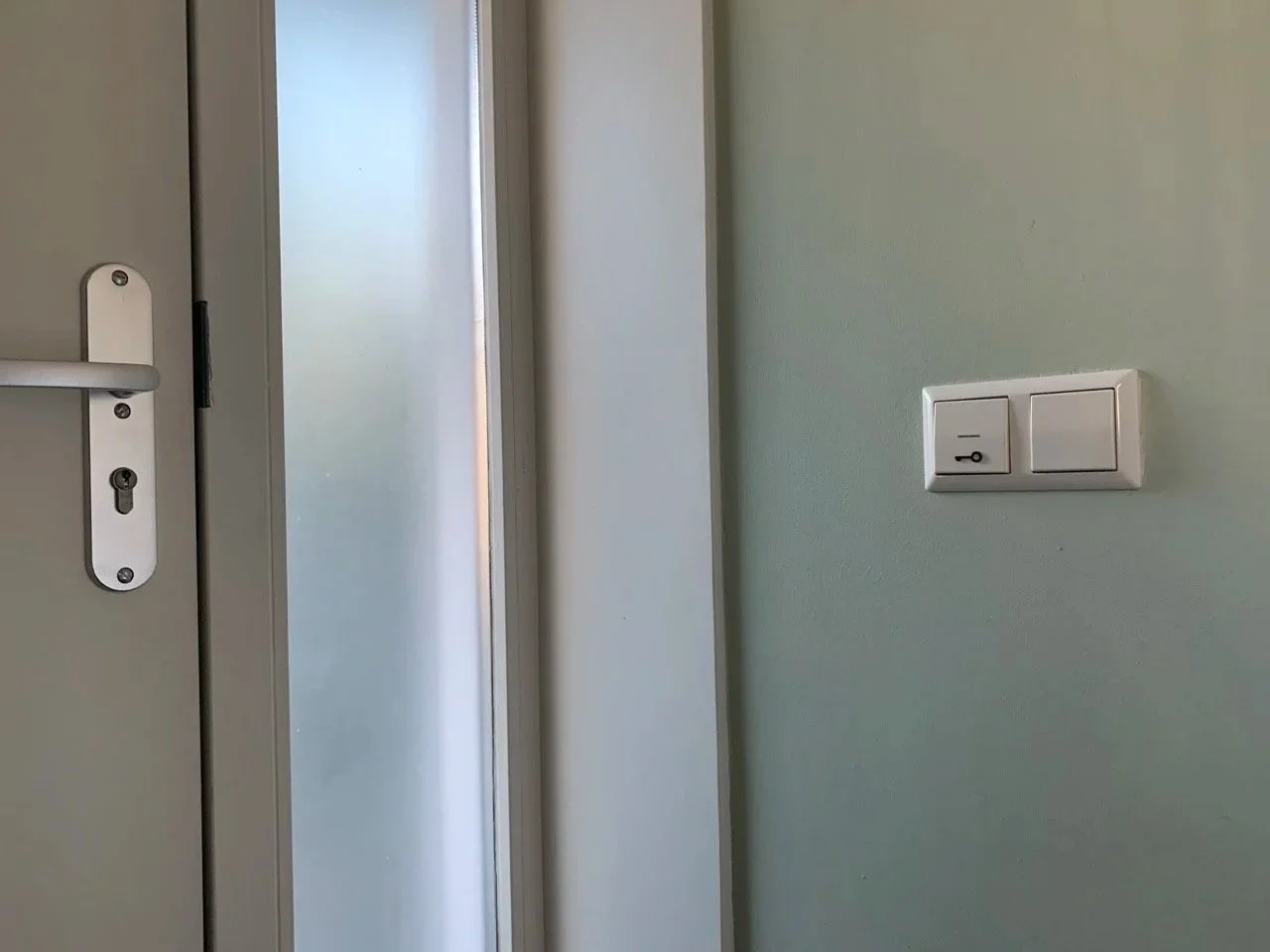 met een knop 'woning verlaten' gaat alles uit