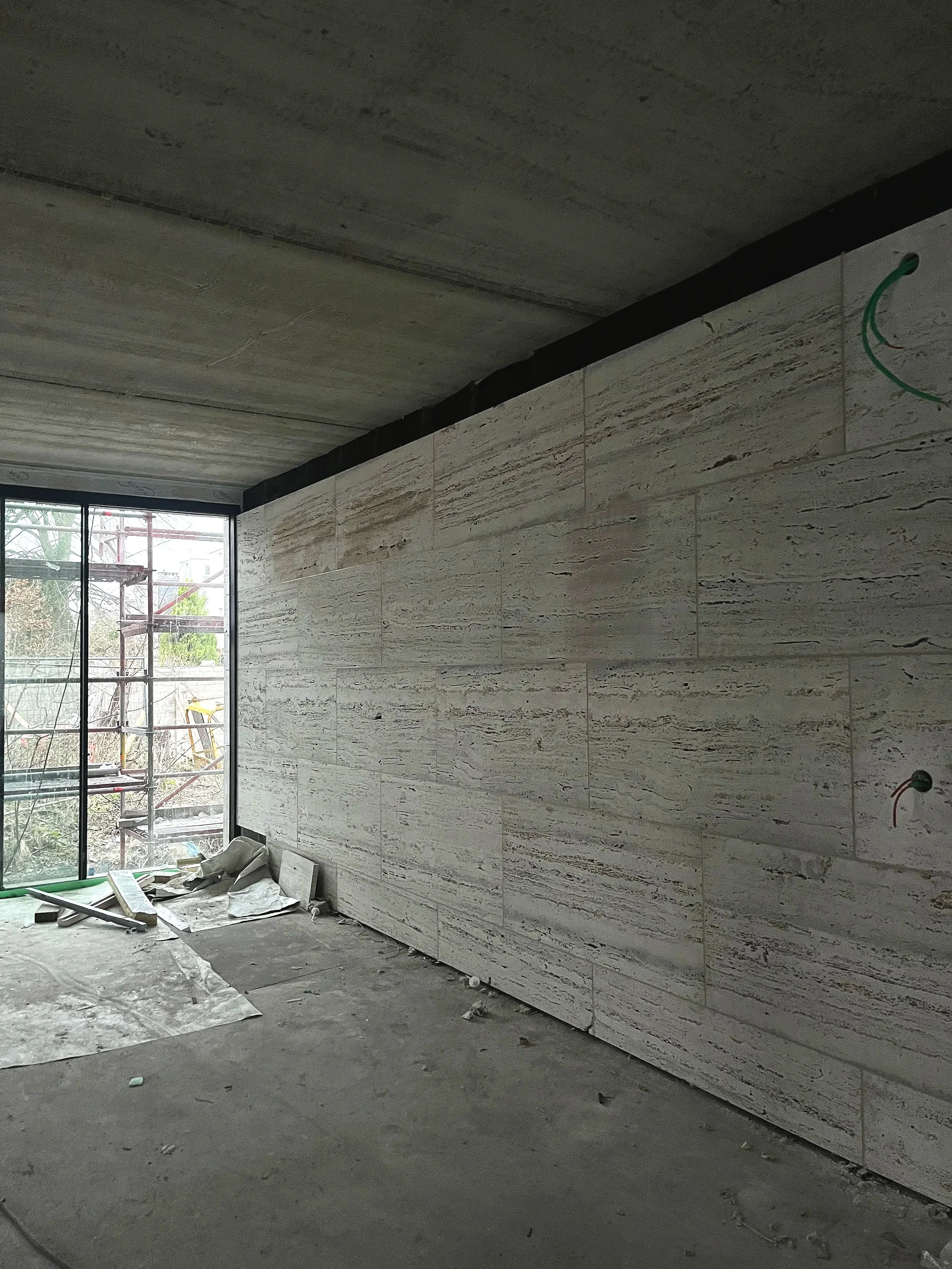 Façade recouverte de travertin