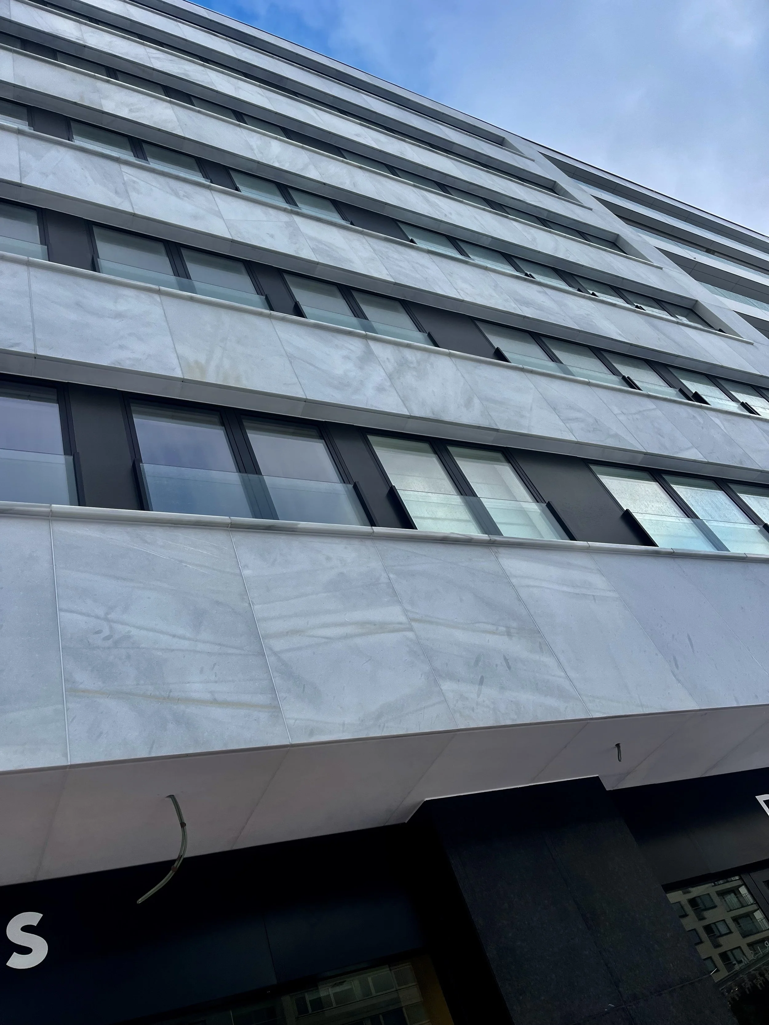 Façade en marbre à la côte belge Knokke