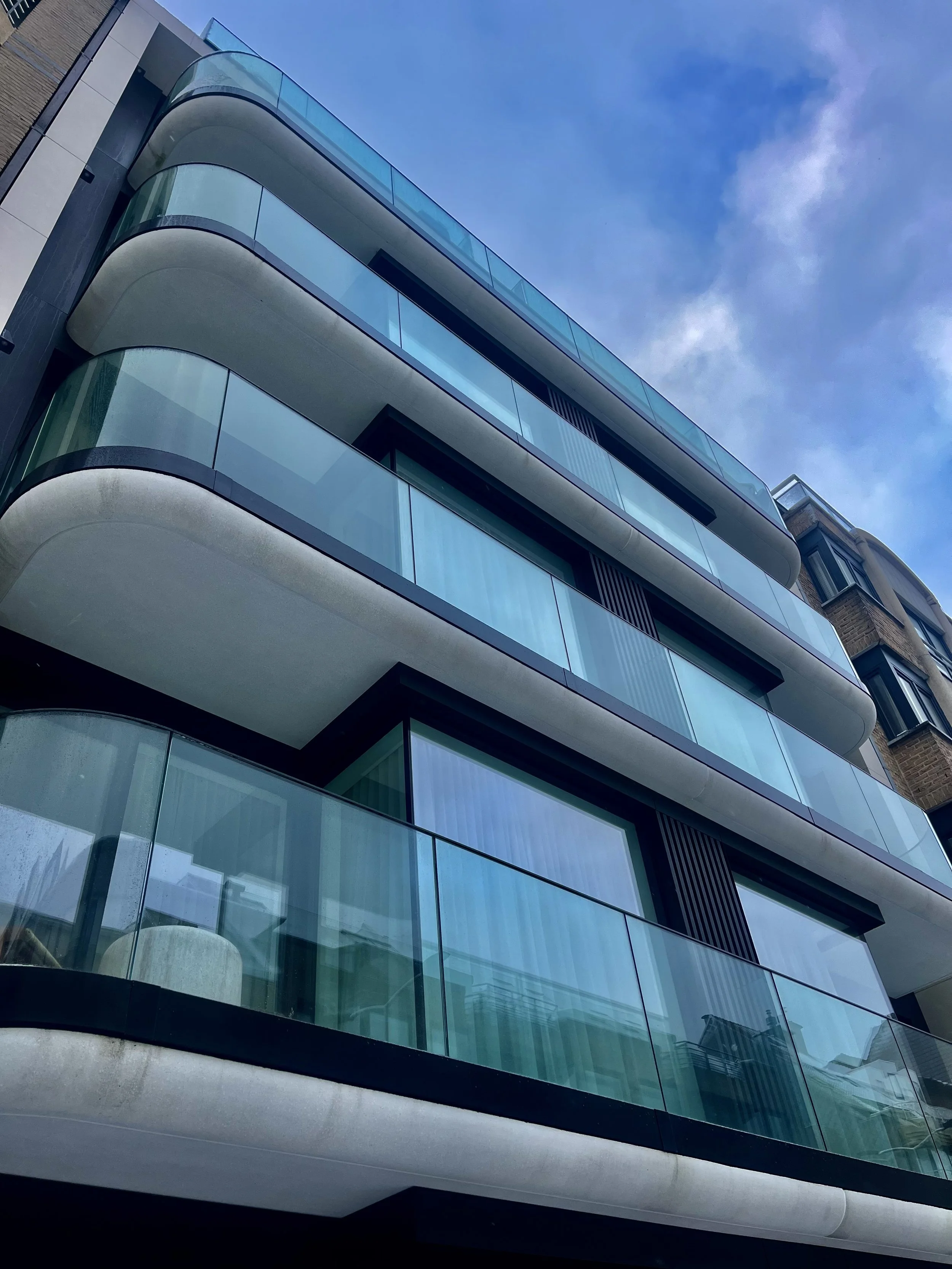 Balcons en arrondi en pierre bleue à la mer du Nord