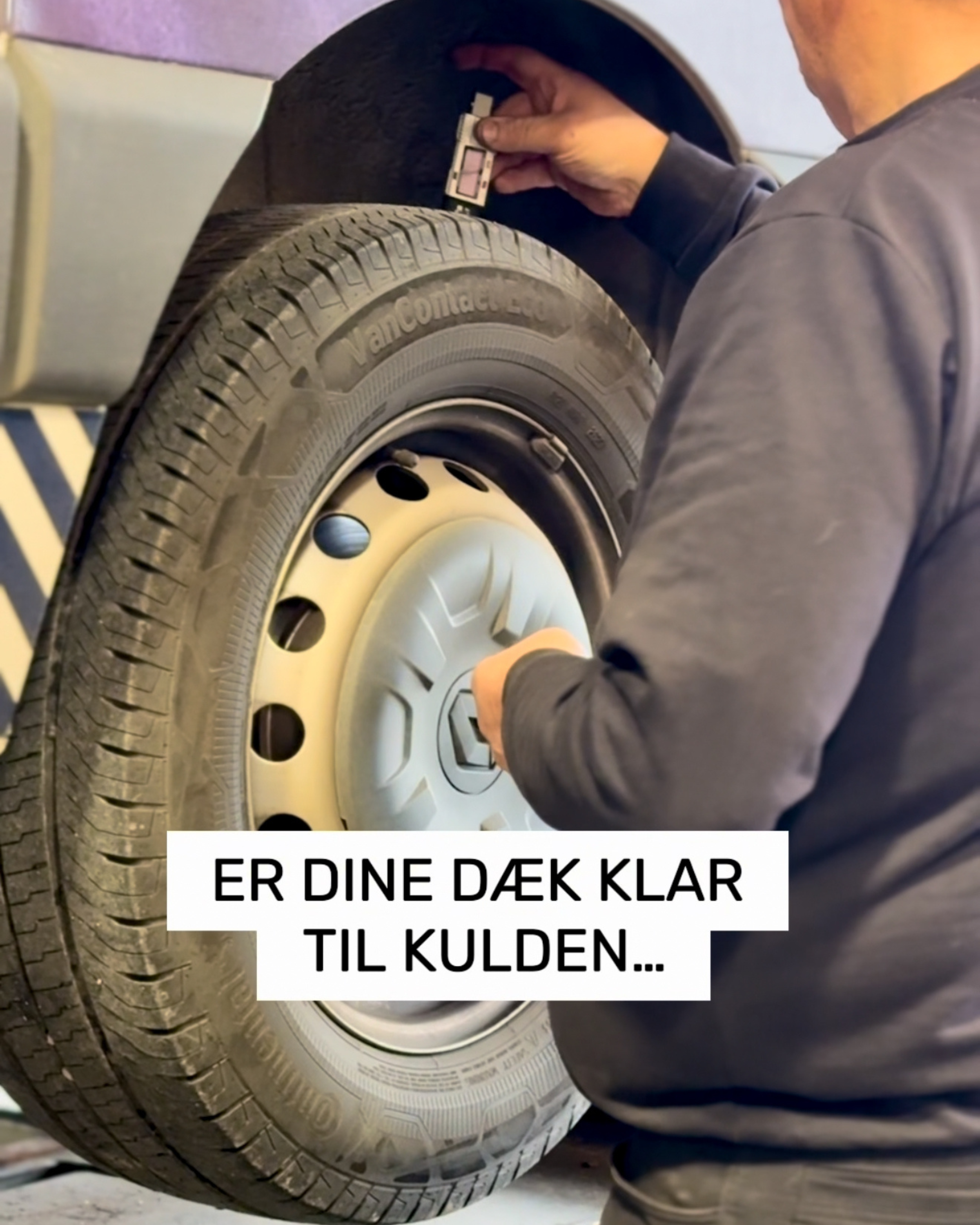 En person skifter dæk på en bil. Der er tekst på billedet, der siger 'Er dine dæk klar til kulden...'.