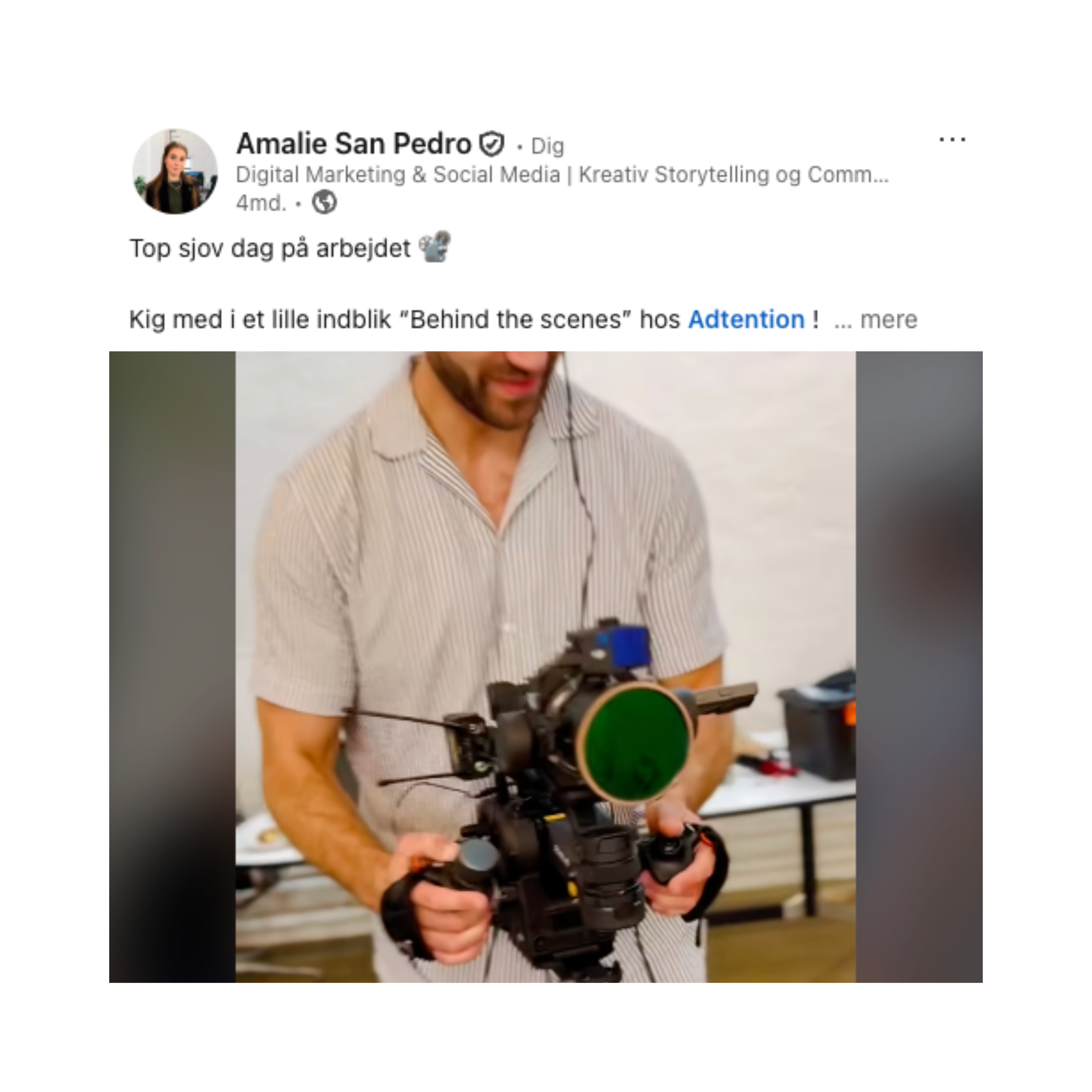 En mand holder et professionelt kameraudstyr, klar til optagelse.